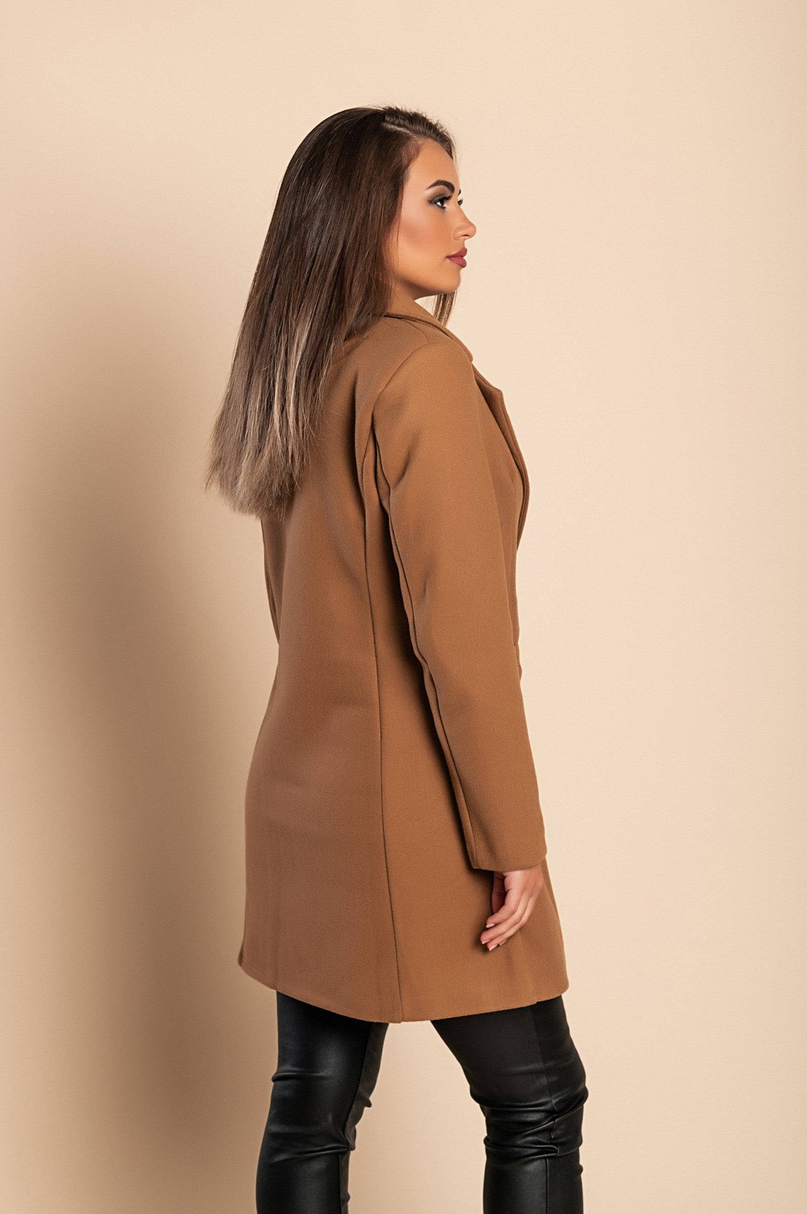 Elegant camel coat with one button, featuring a classic collar and mid-thigh length, made in Italy.