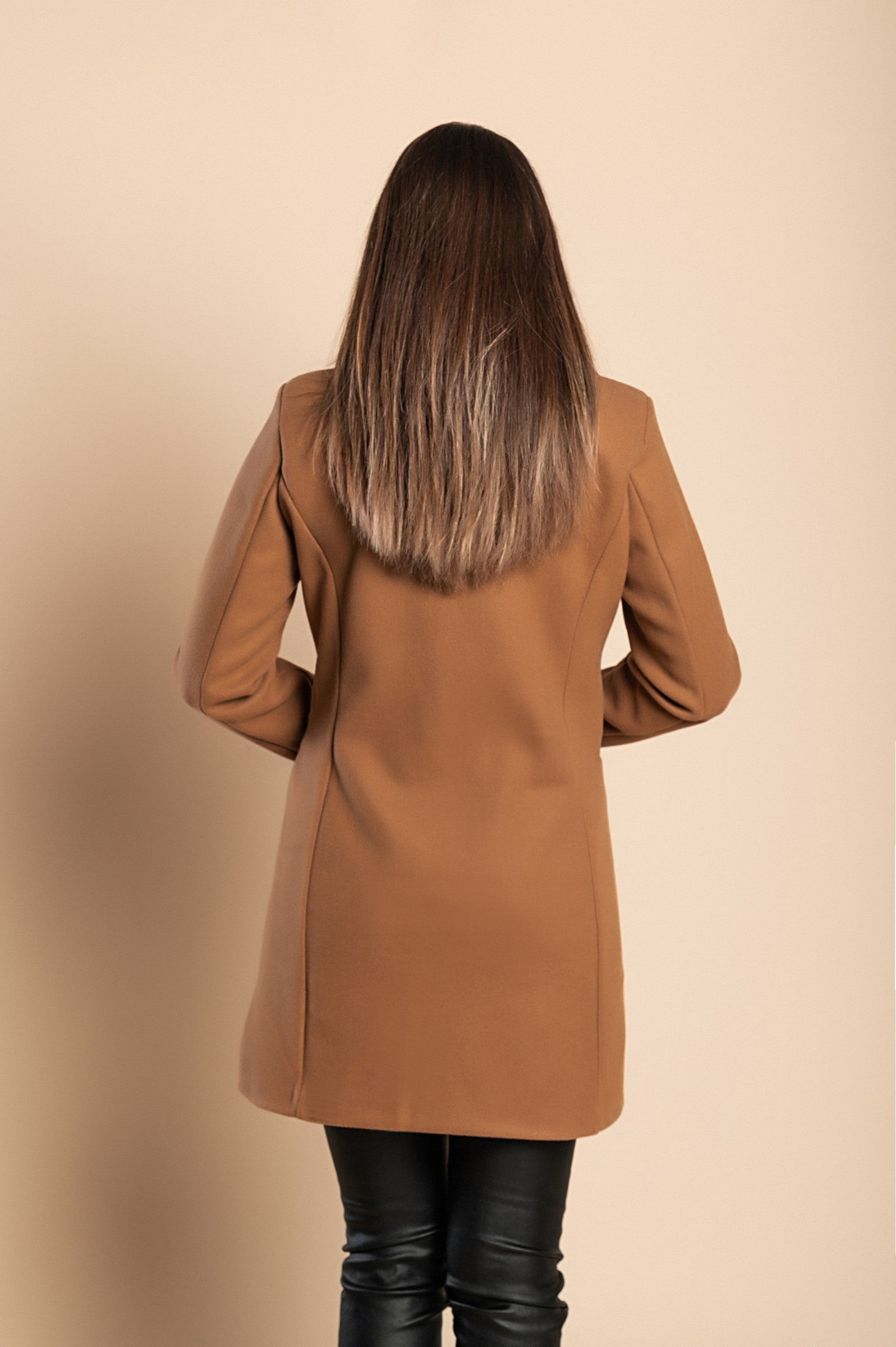 Elegant camel coat with one button, featuring a classic collar and mid-thigh length, made in Italy.