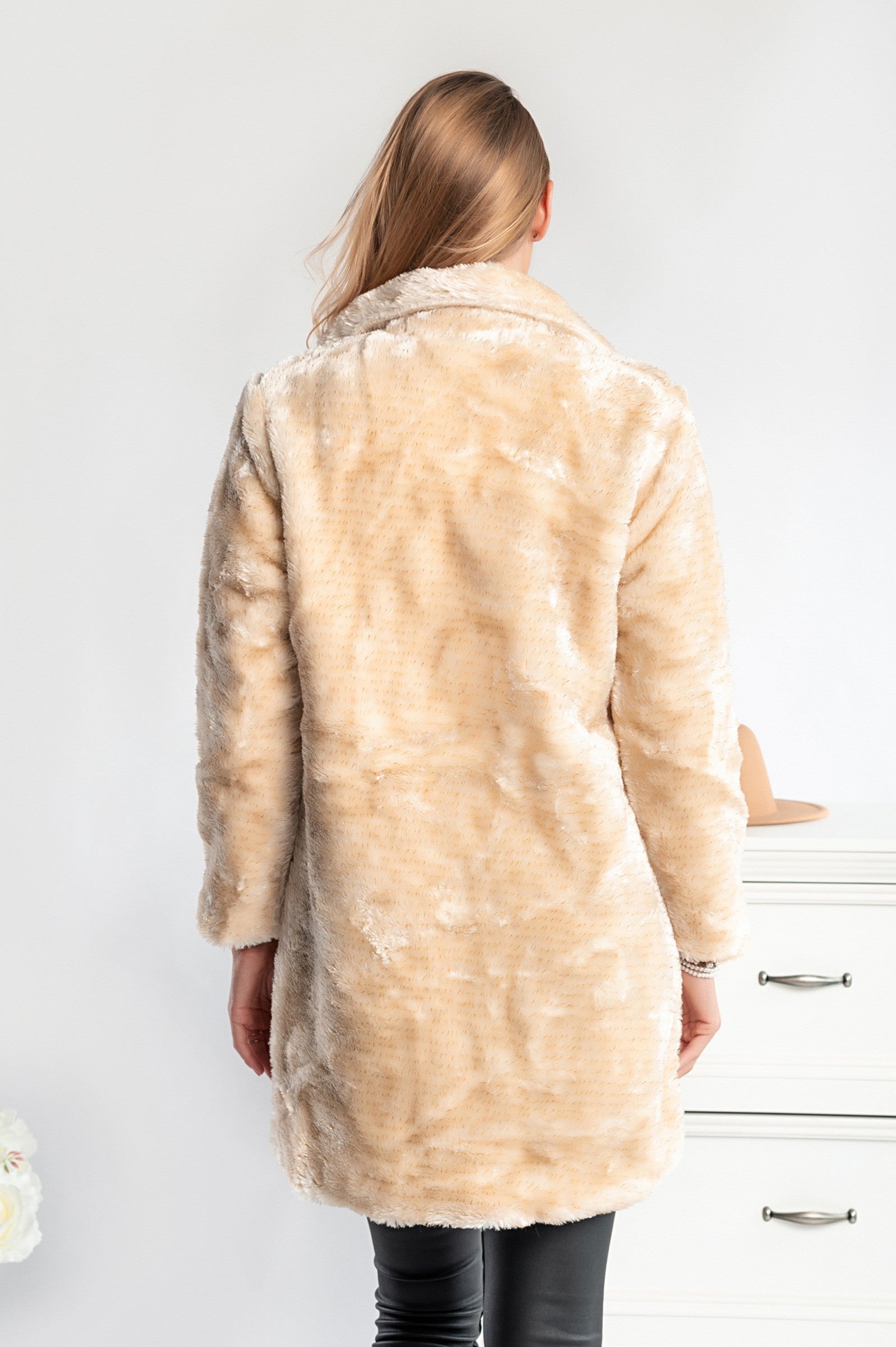 Elegant beige faux fur coat Alamena with classic collar and front pockets, showcasing luxurious design and comfort.