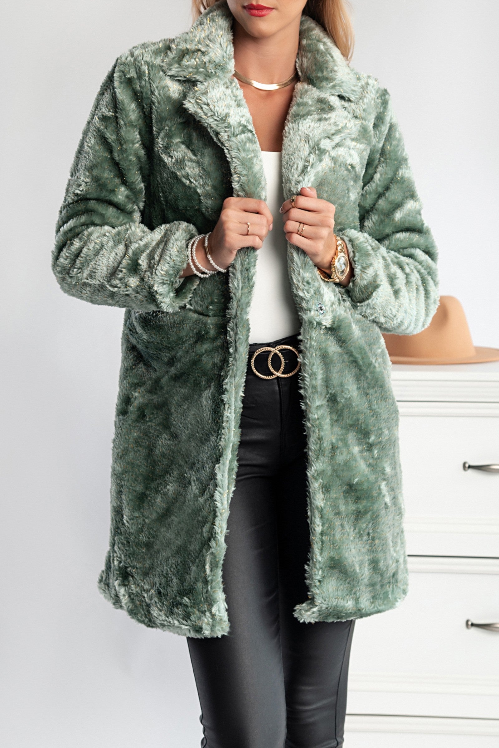 Elegant green faux fur coat Alamena with classic collar and front pockets, featuring a hood lined with soft faux fur.