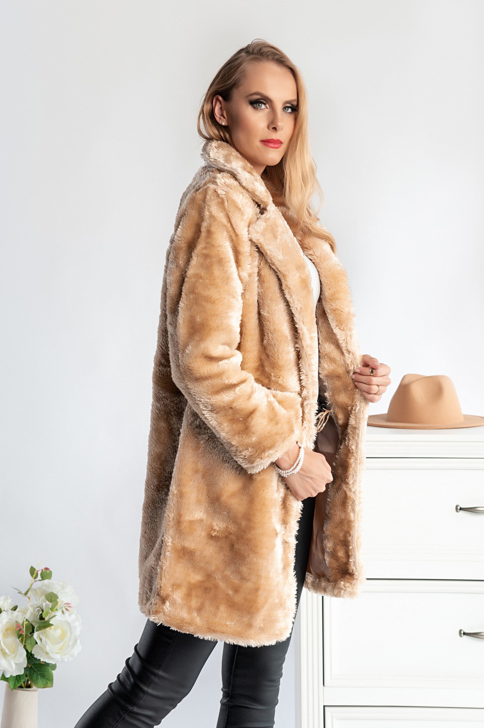 Elegant khaki faux fur coat Alamena with classic collar and front pockets, showcasing luxurious design and comfort.