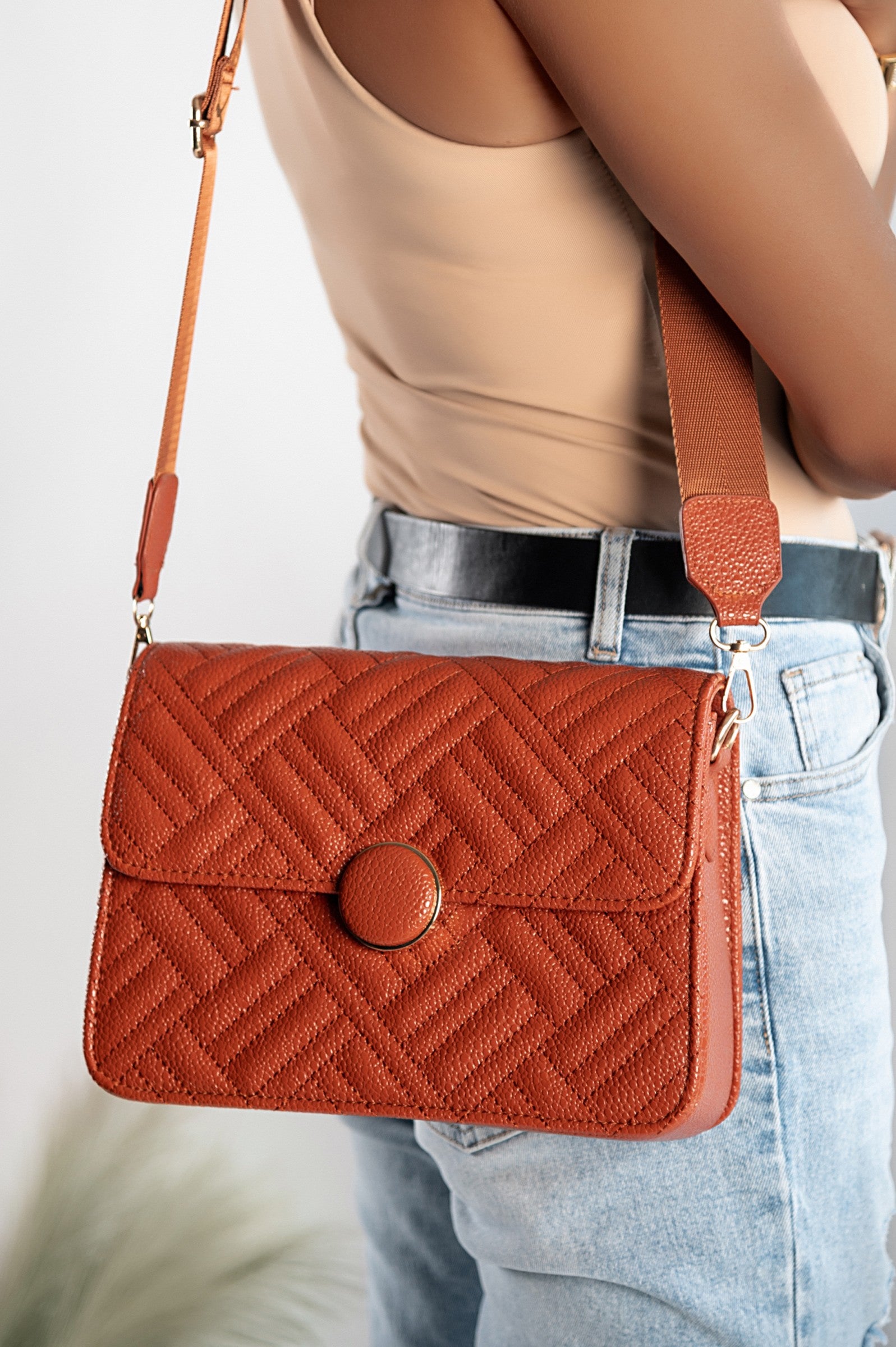 Elegant brown handbag Torza made of high-quality faux leather with adjustable strap and internal zippered pockets.