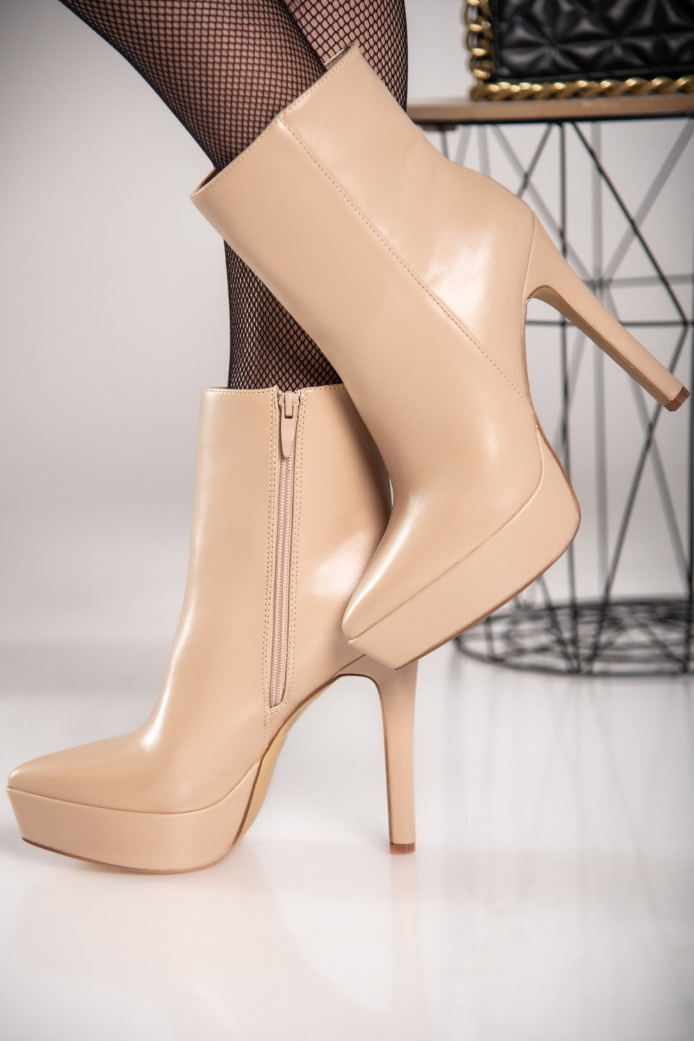 Elegant beige high-heeled ankle boots Yons with pointed toe and inside zip closure, made of high-quality faux leather.