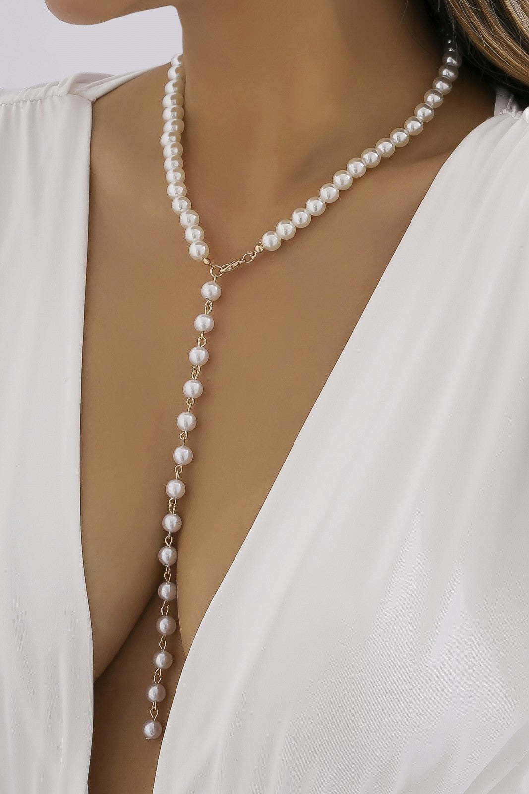 Elegant gold-colored imitation pearl necklace with a lobster clasp closure, showcasing a classic and sophisticated design.