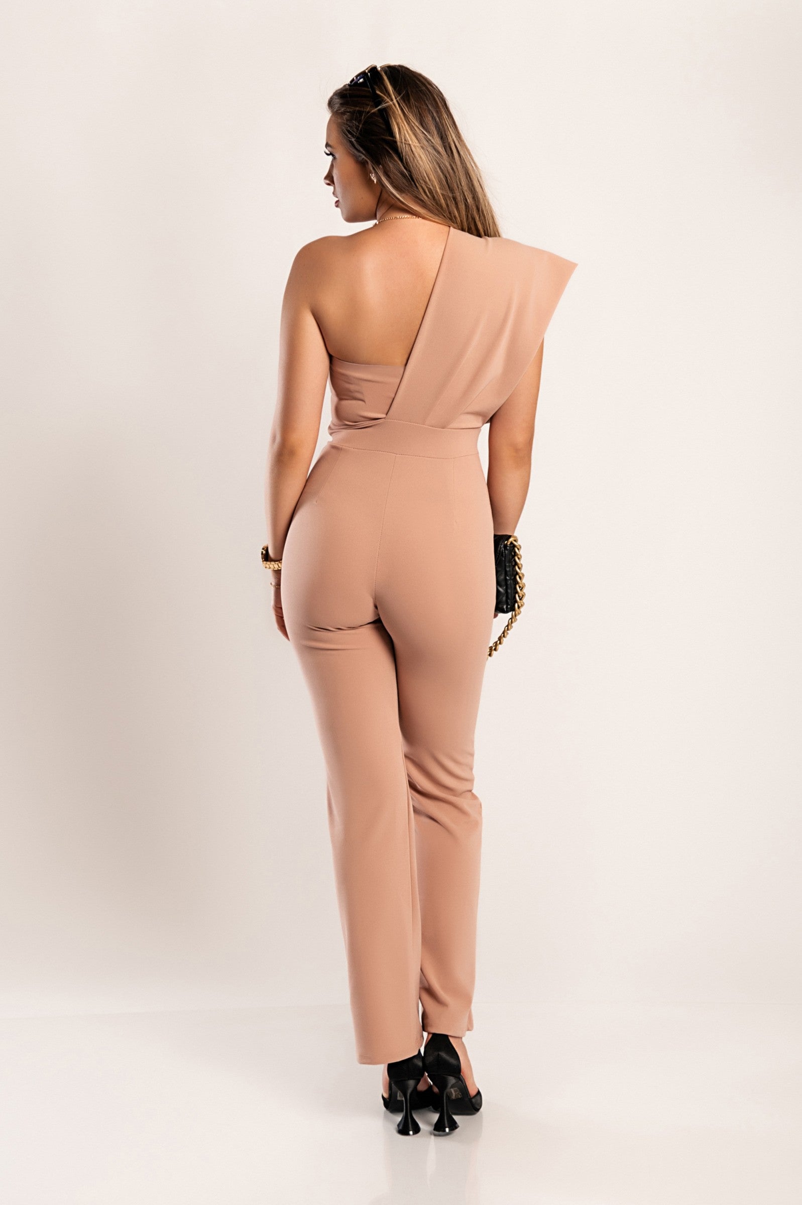 Elegant pink jumpsuit Chia with asymmetric neckline and one sleeve, featuring long wide pants and included belt.