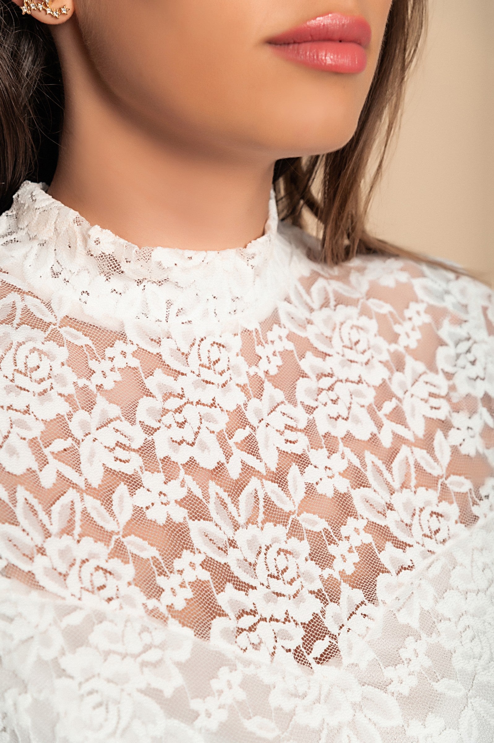 Elegant white lace mini dress with high neckline and short sleeves, featuring a fitted silhouette and mid-thigh length.