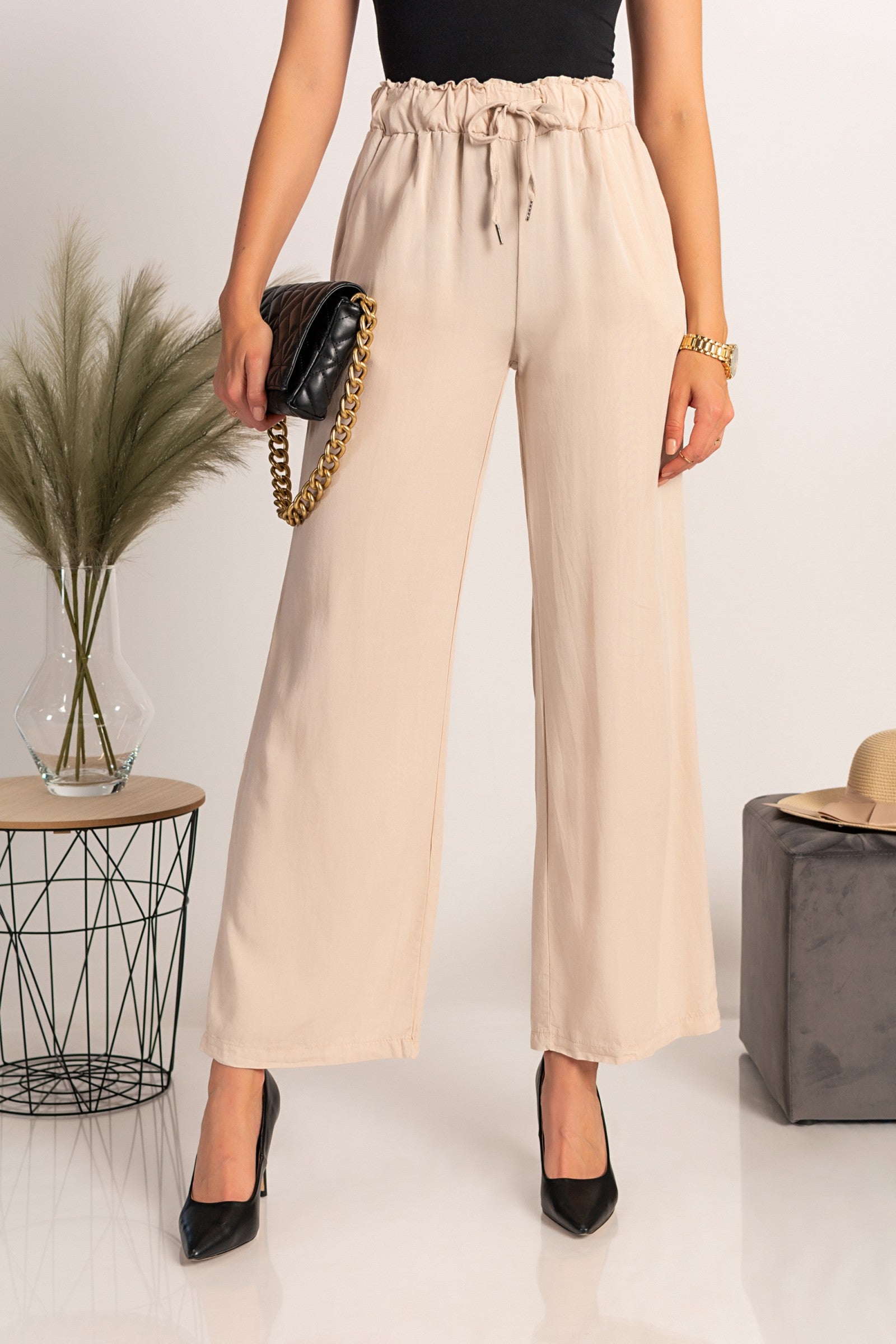 Elegant long beige pants Alamos with elastic waistband and drawstring, featuring two side pockets, made from soft lyocell fabric.