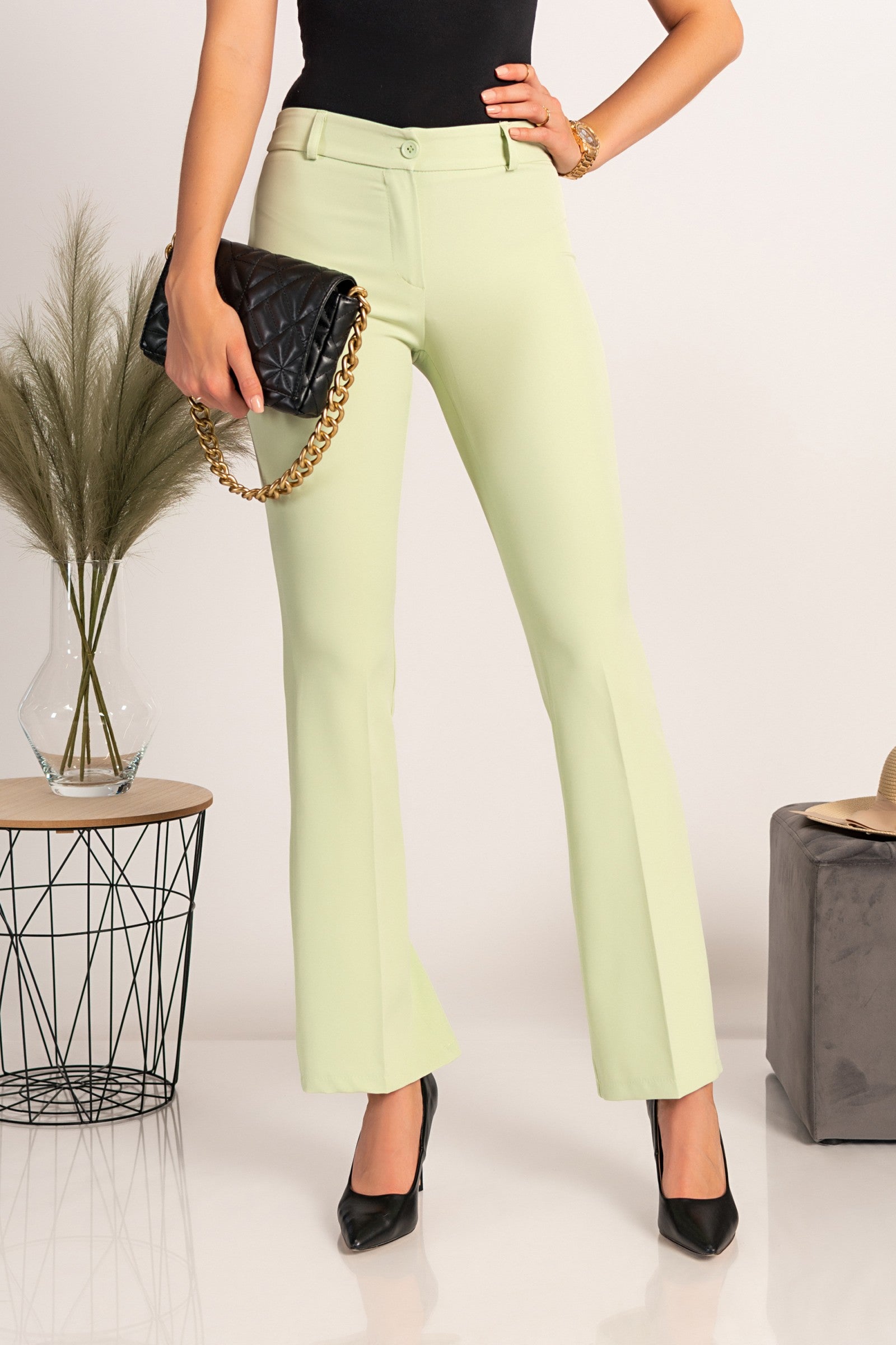 Elegant long pants Casera in pistachio color, showcasing a loose fit and high-quality fabric.