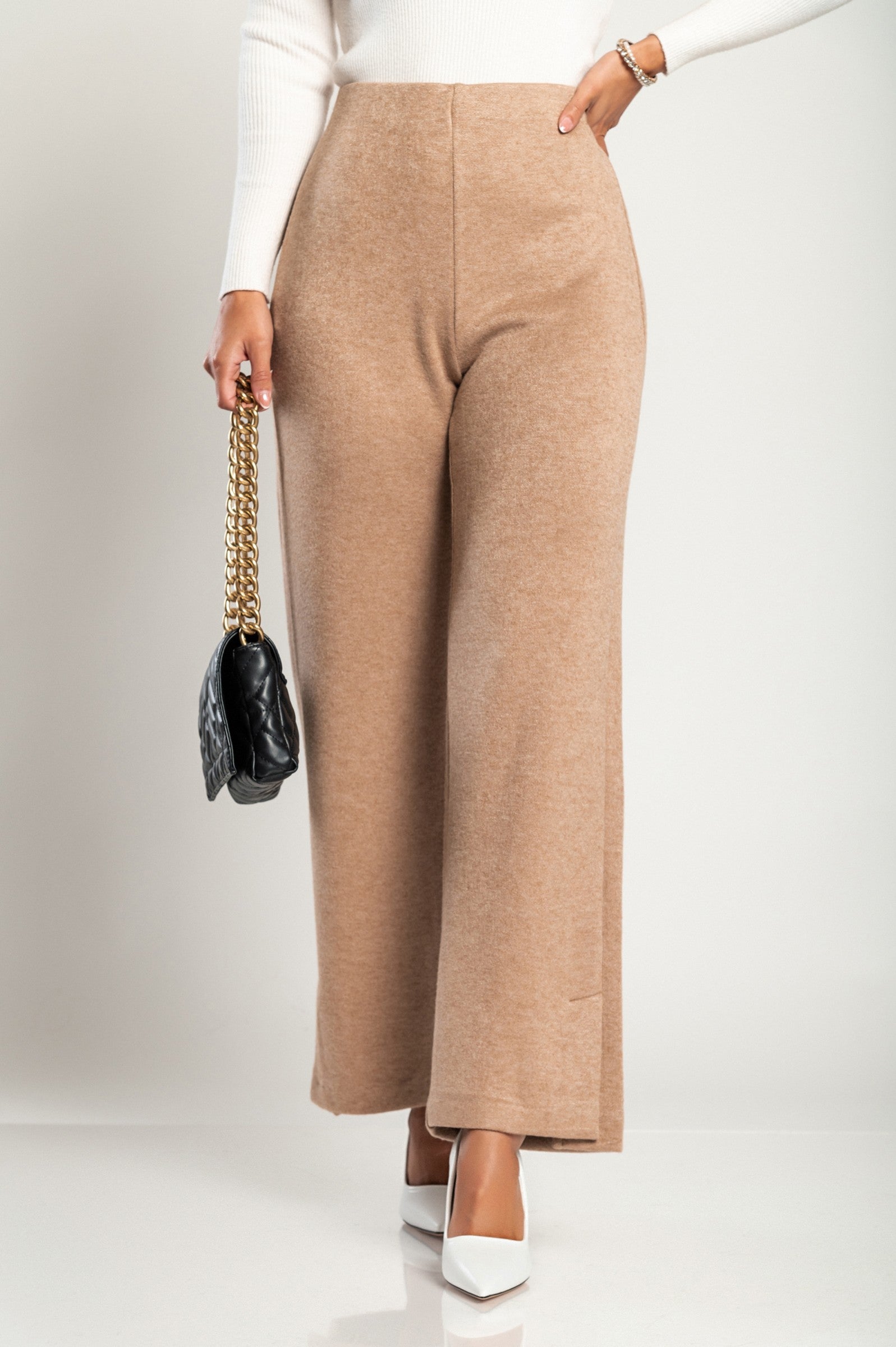 Elegant long trousers in camel color with a straight leg and elasticated waist, made from high-quality fabric, suitable for various body types.