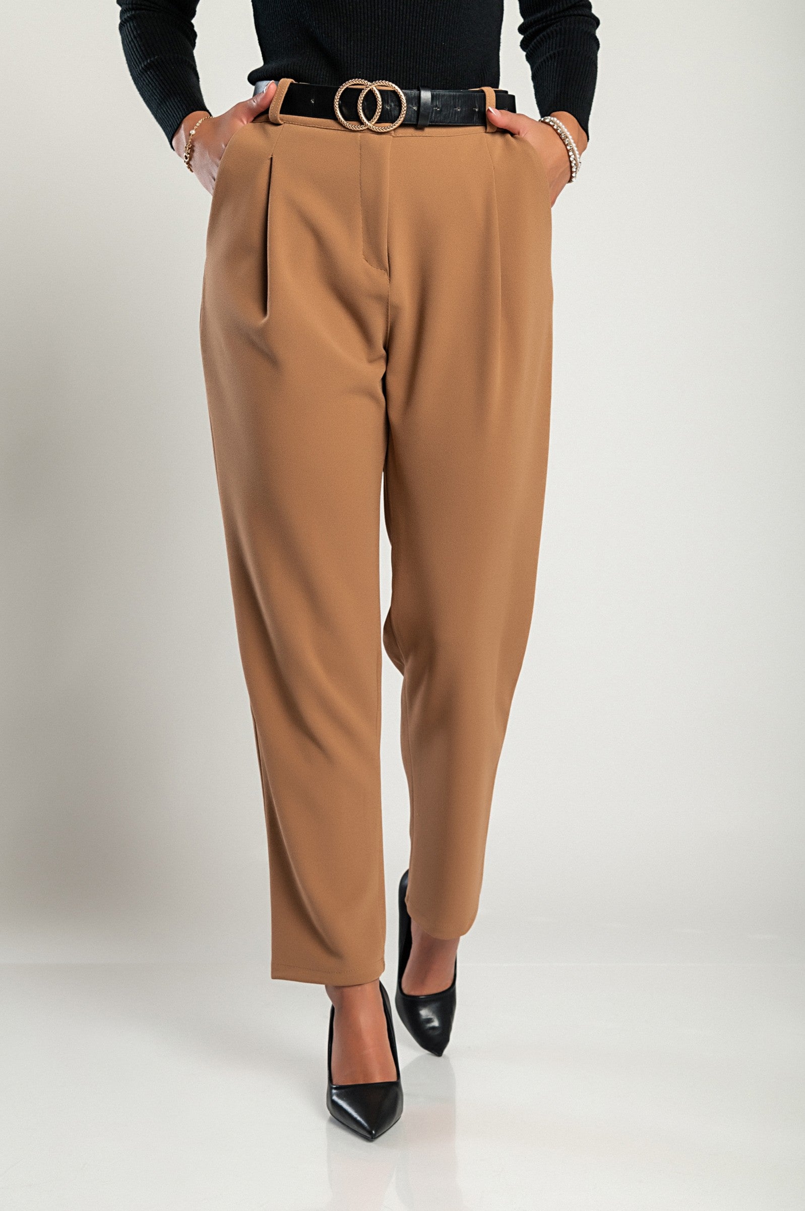 Elegant long trousers Perella in beige, featuring a high waist and loose fit, made from soft and compact fabric.