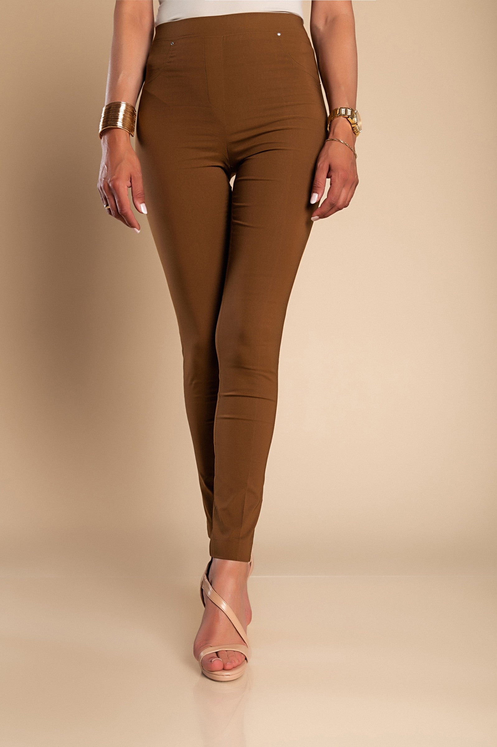 Elegant long trousers Soarisa in brown, featuring a sleek design with fake pockets and an elastic waist for a comfortable fit.