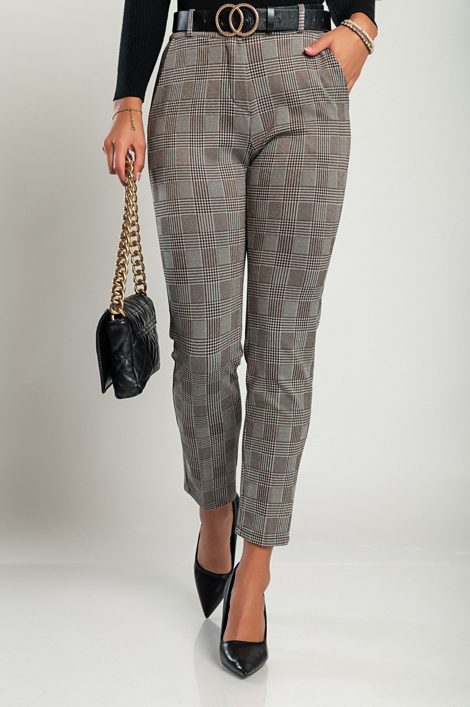 Elegant long trousers in brown with a stylish check print, featuring a high waist and zip and button closure.