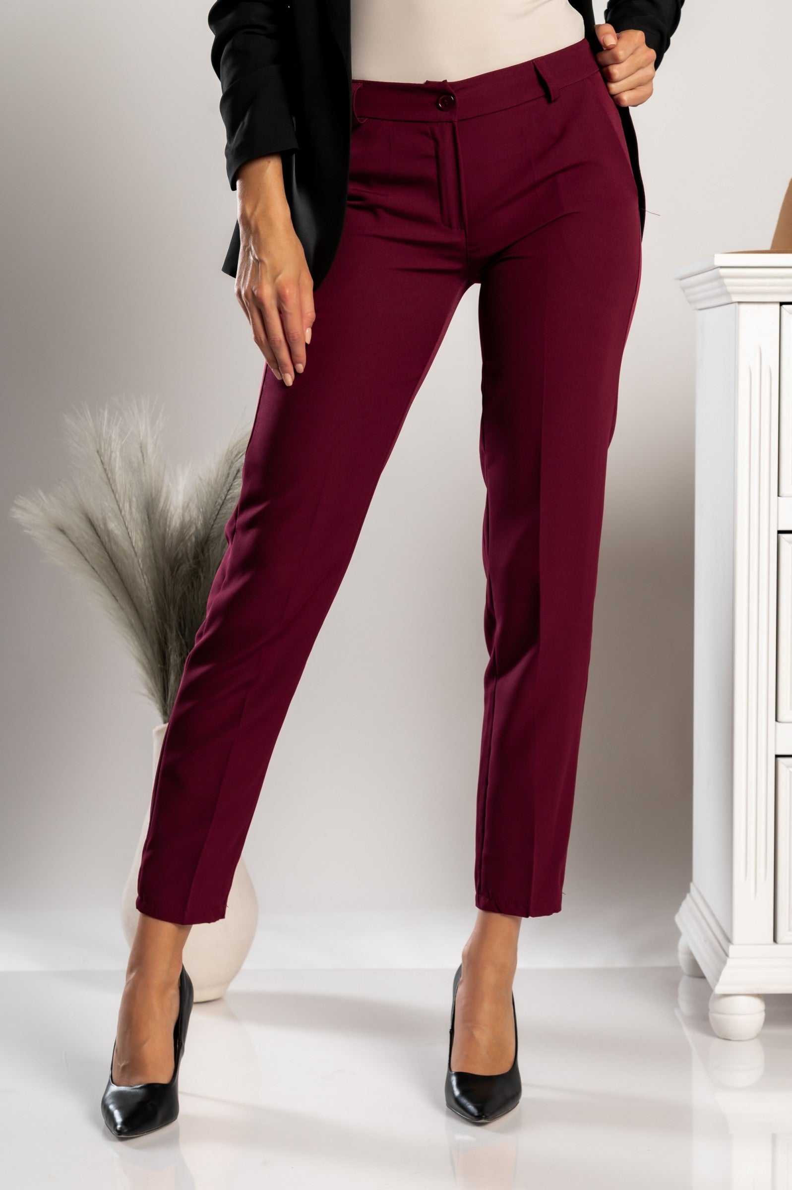 Elegant burgundy long trousers with straight legs, featuring side pockets and a zip and button closure, designed for comfort and style.