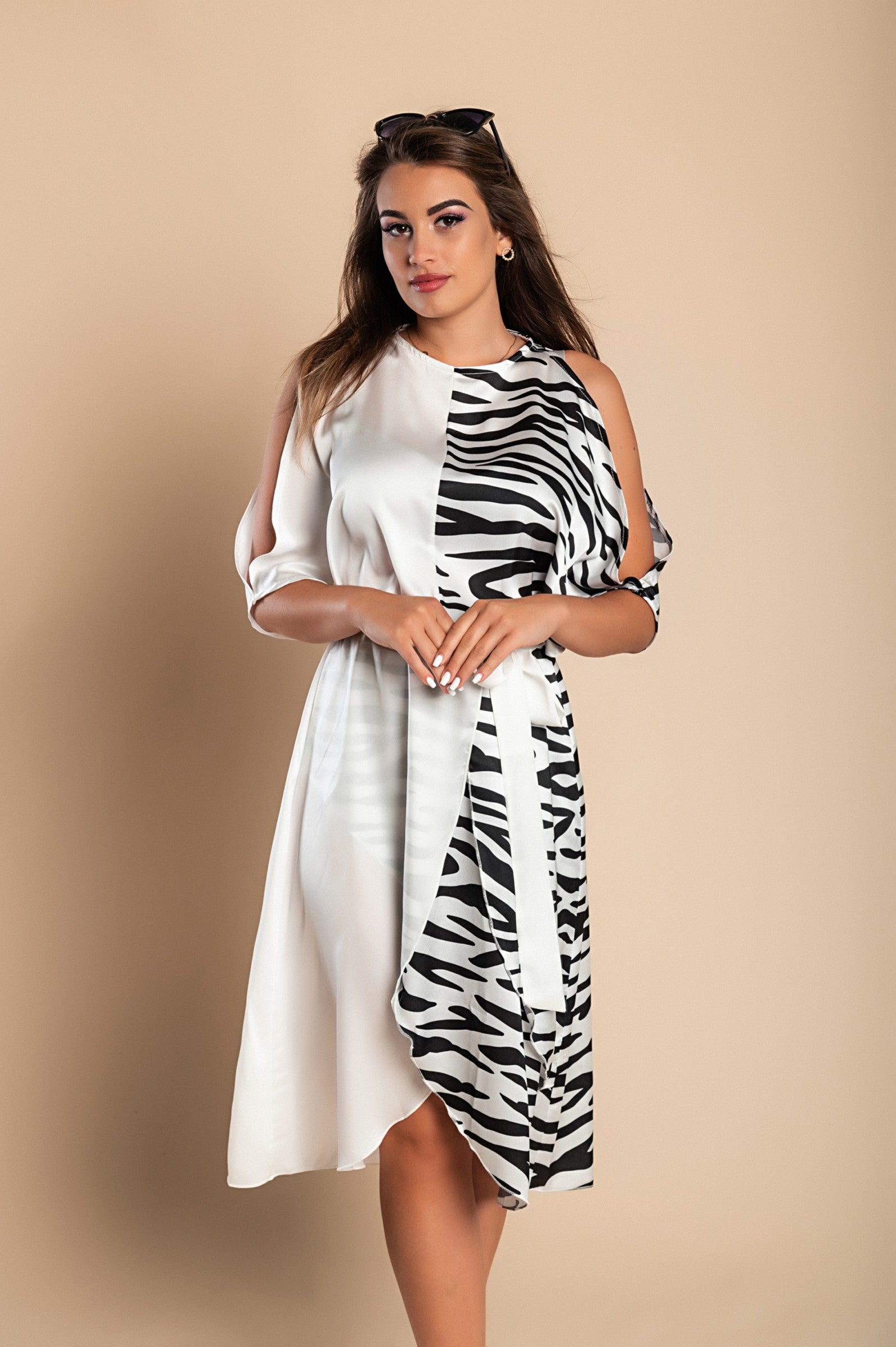 Elegant white midi dress with round neckline, short sleeves, and shoulder slits, featuring a stylish print and a decorative belt.