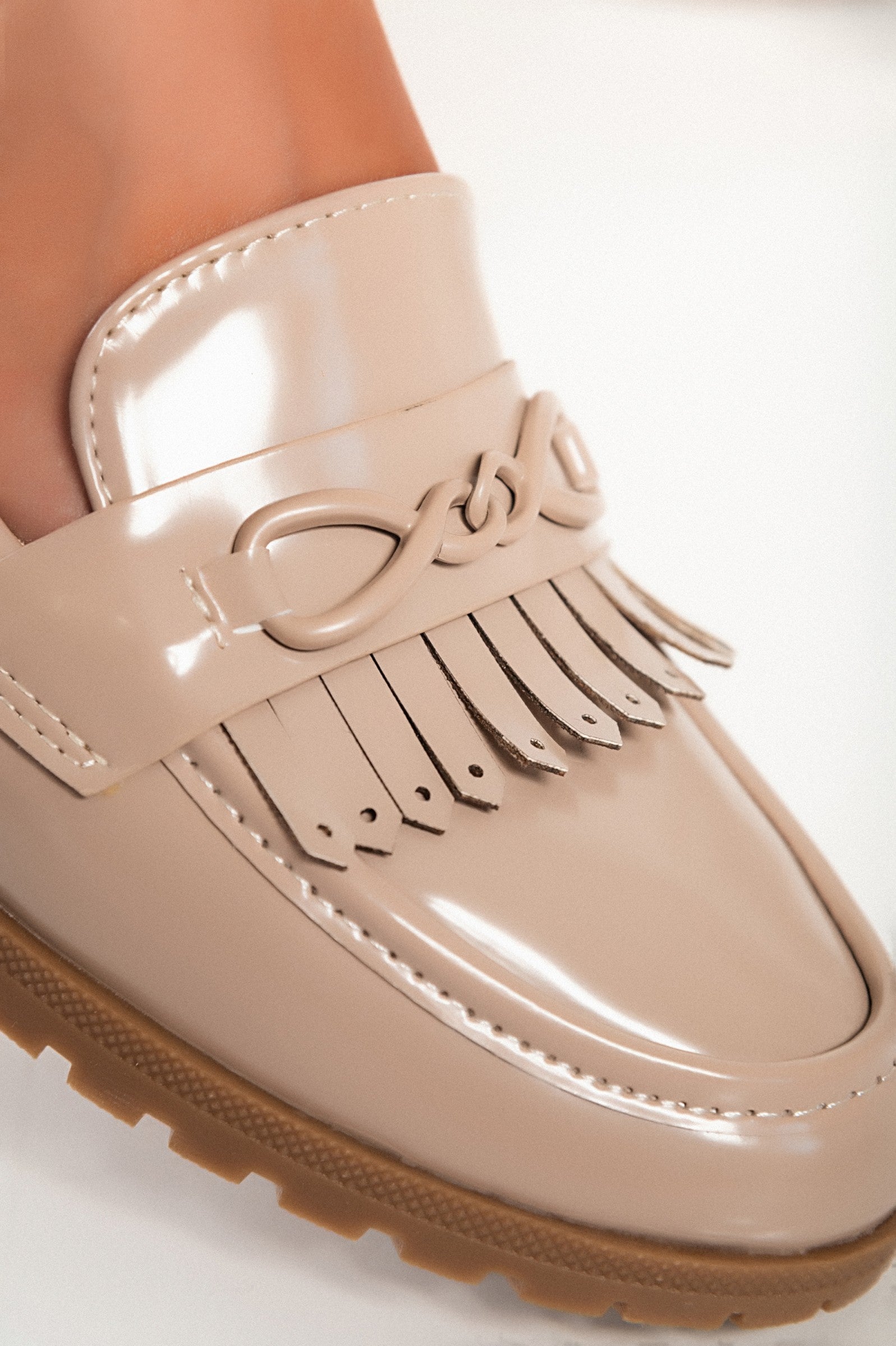 Elegant beige moccasins G5018 with decorative detail and flat sole, showcasing quality craftsmanship.