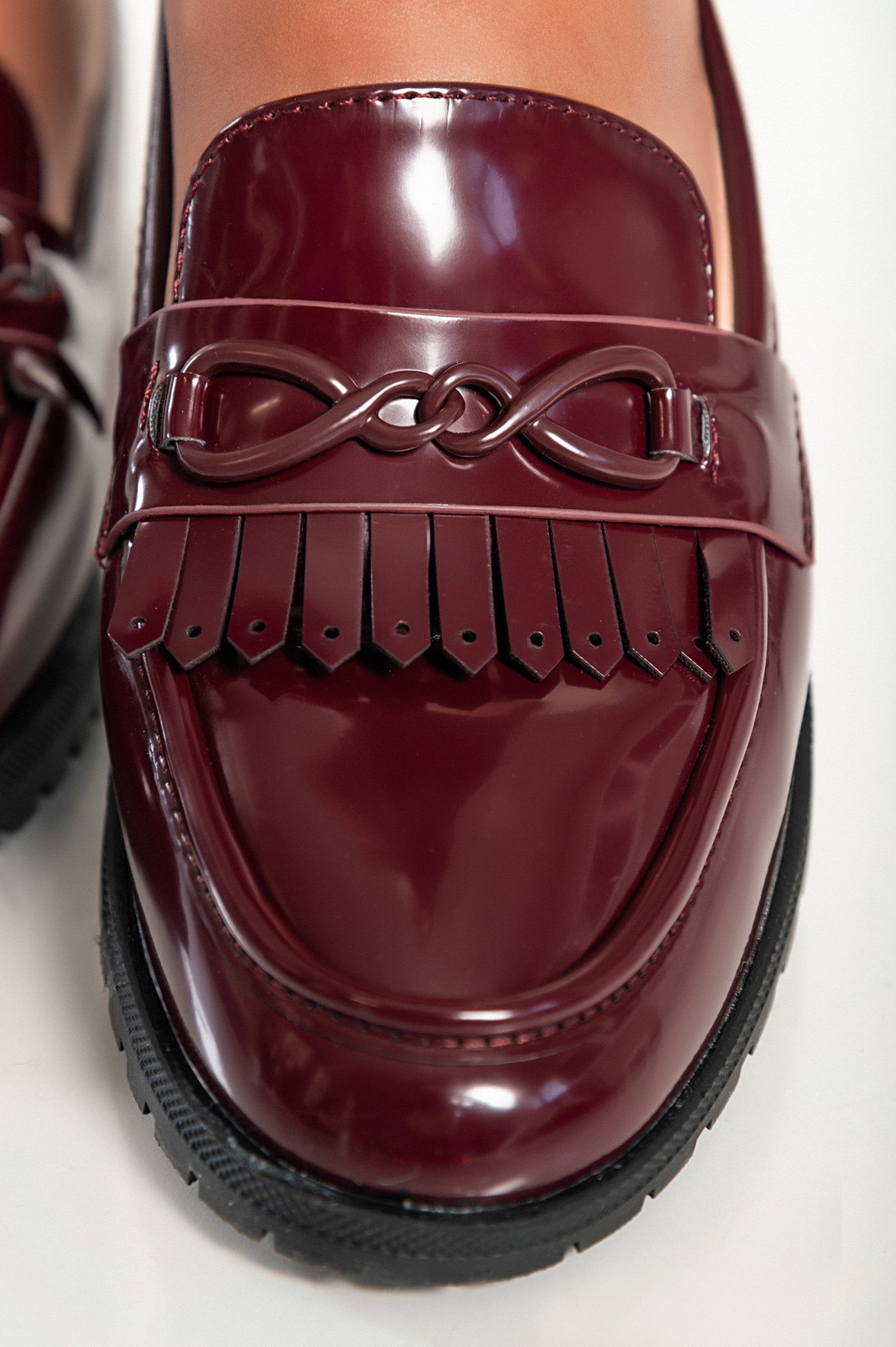 Elegant burgundy moccasins G5018 with decorative detail and flat sole, showcasing quality craftsmanship.