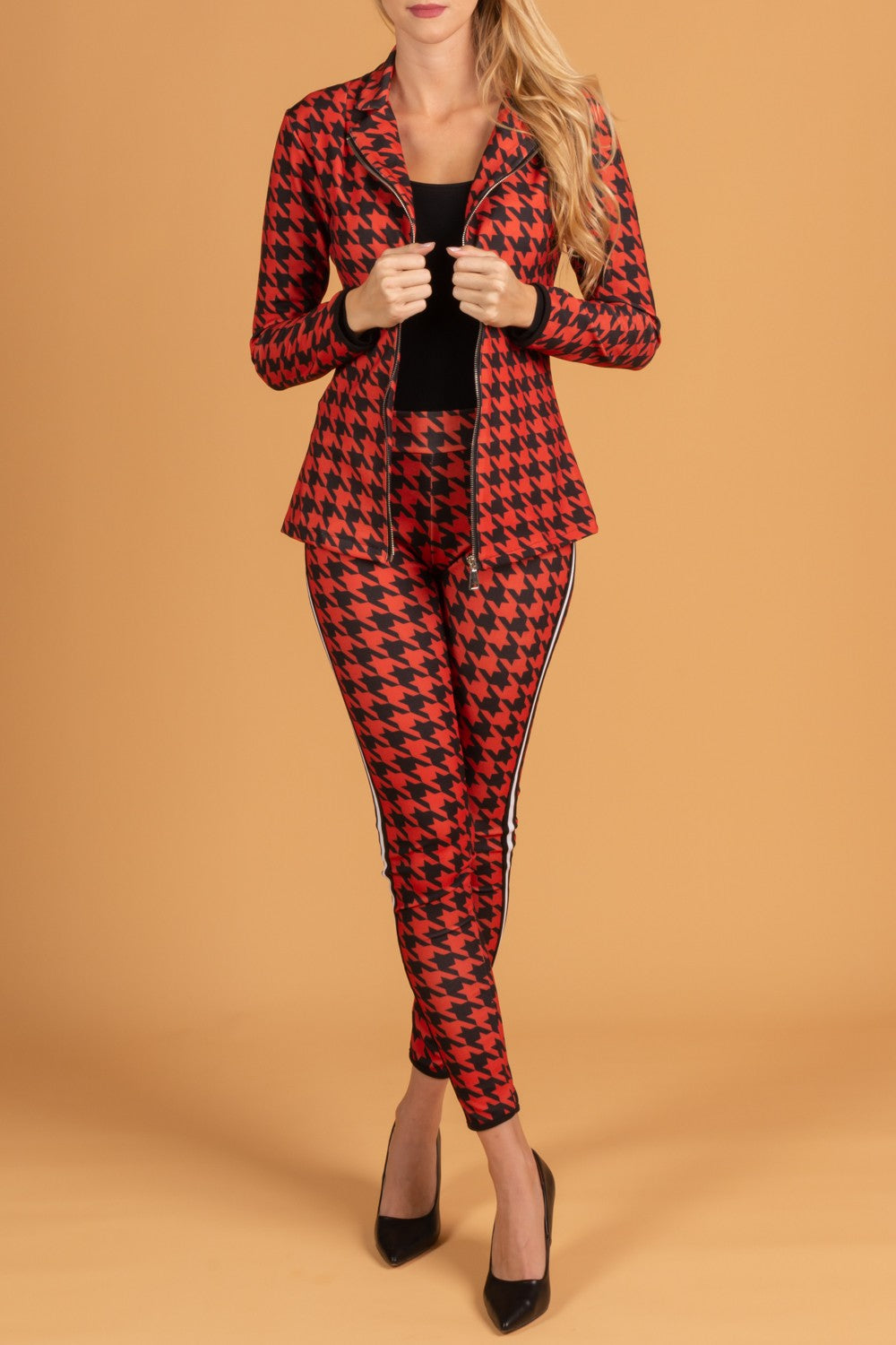 Elegant black and red pepita patterned trouser suit Miriama featuring a stylish blazer and fitted trousers.