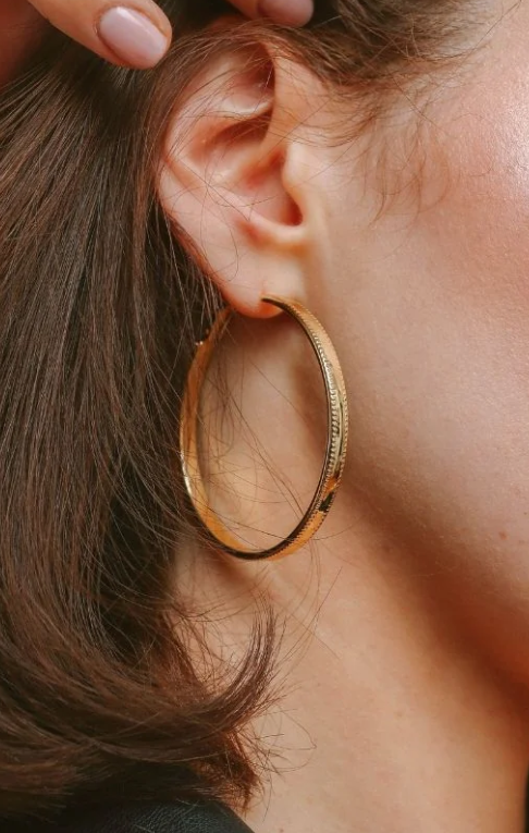 Elegant round earrings in gold color, crafted from 100% brass, featuring a timeless design.