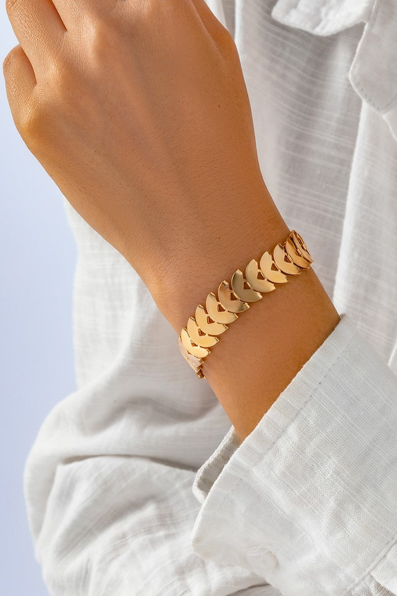 Elegant gold semicircular link bracelet showcasing its stylish design and shiny finish.