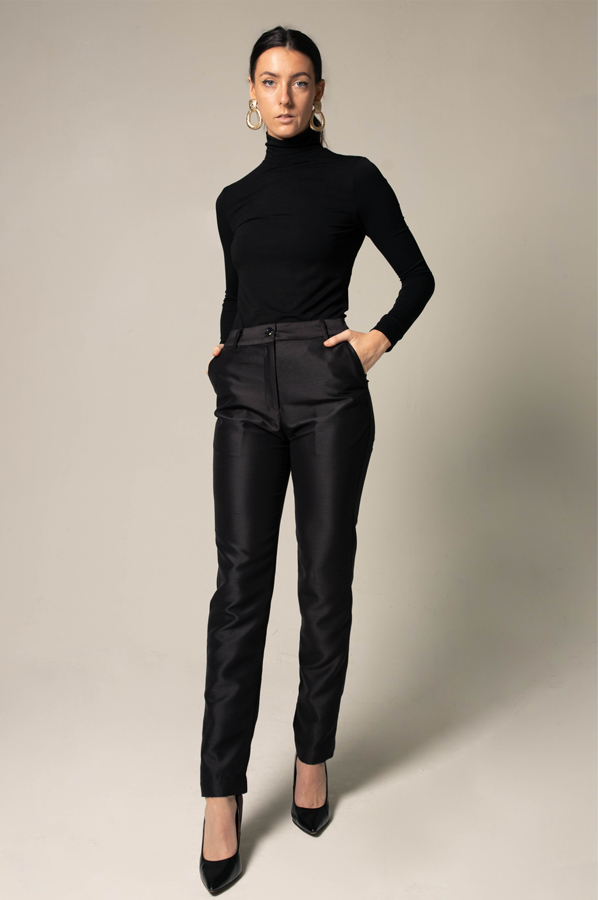 Elegant skinny pants in black, showcasing a sleek design and high-quality fabric, perfect for versatile styling.