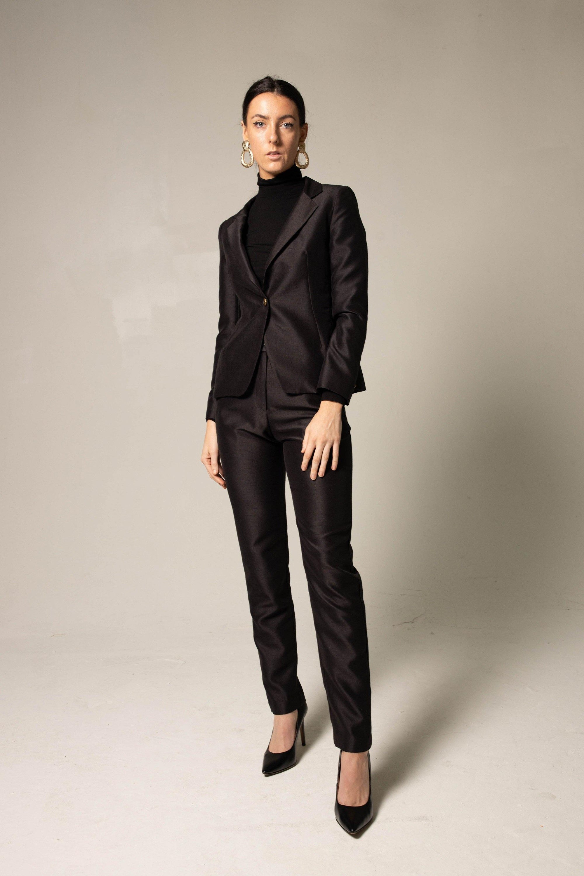 Elegant skinny pants in black, showcasing a sleek design and high-quality fabric, perfect for versatile styling.