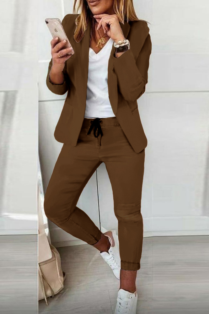 Elegant brown trousers and blazer set Estrena, featuring a classic collar, long sleeves, and slim fit trousers with an elastic drawstring waist.