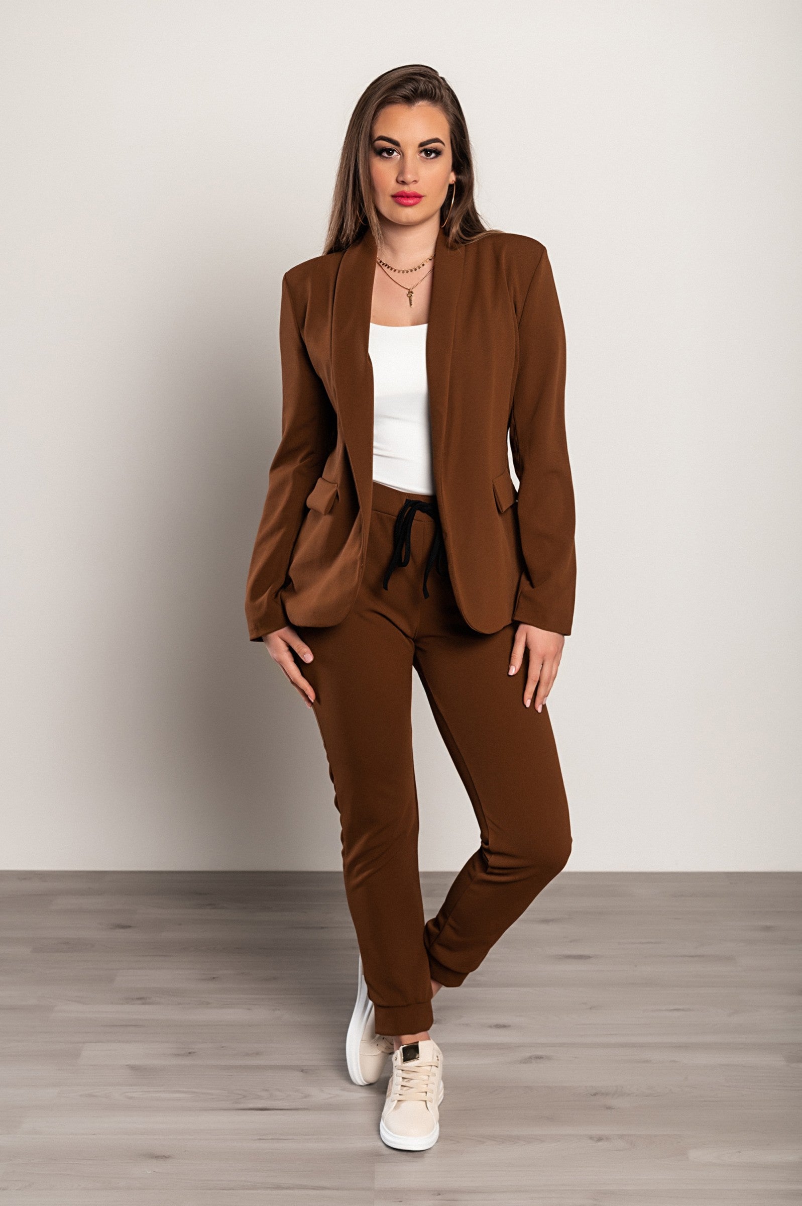 Elegant brown trousers and blazer set Estrena, featuring a classic collar, long sleeves, and slim fit trousers with an elastic drawstring waist.