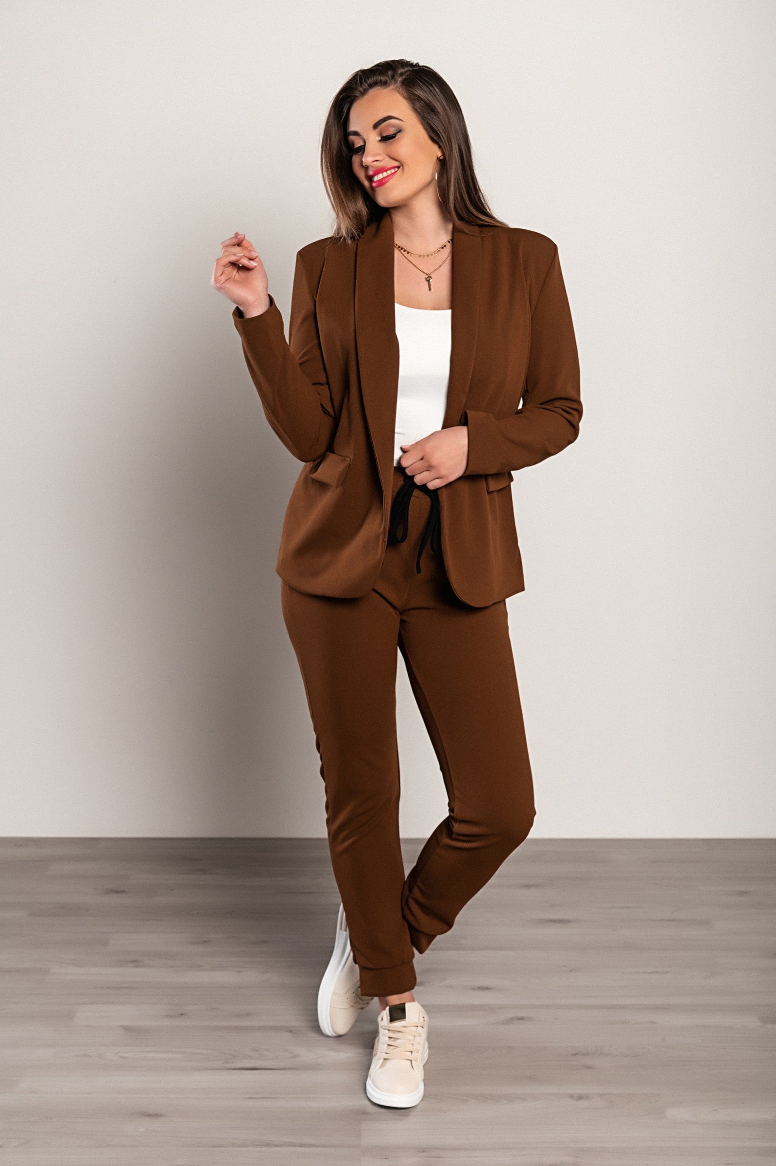 Elegant brown trousers and blazer set Estrena, featuring a classic collar, long sleeves, and slim fit trousers with a drawstring waist.