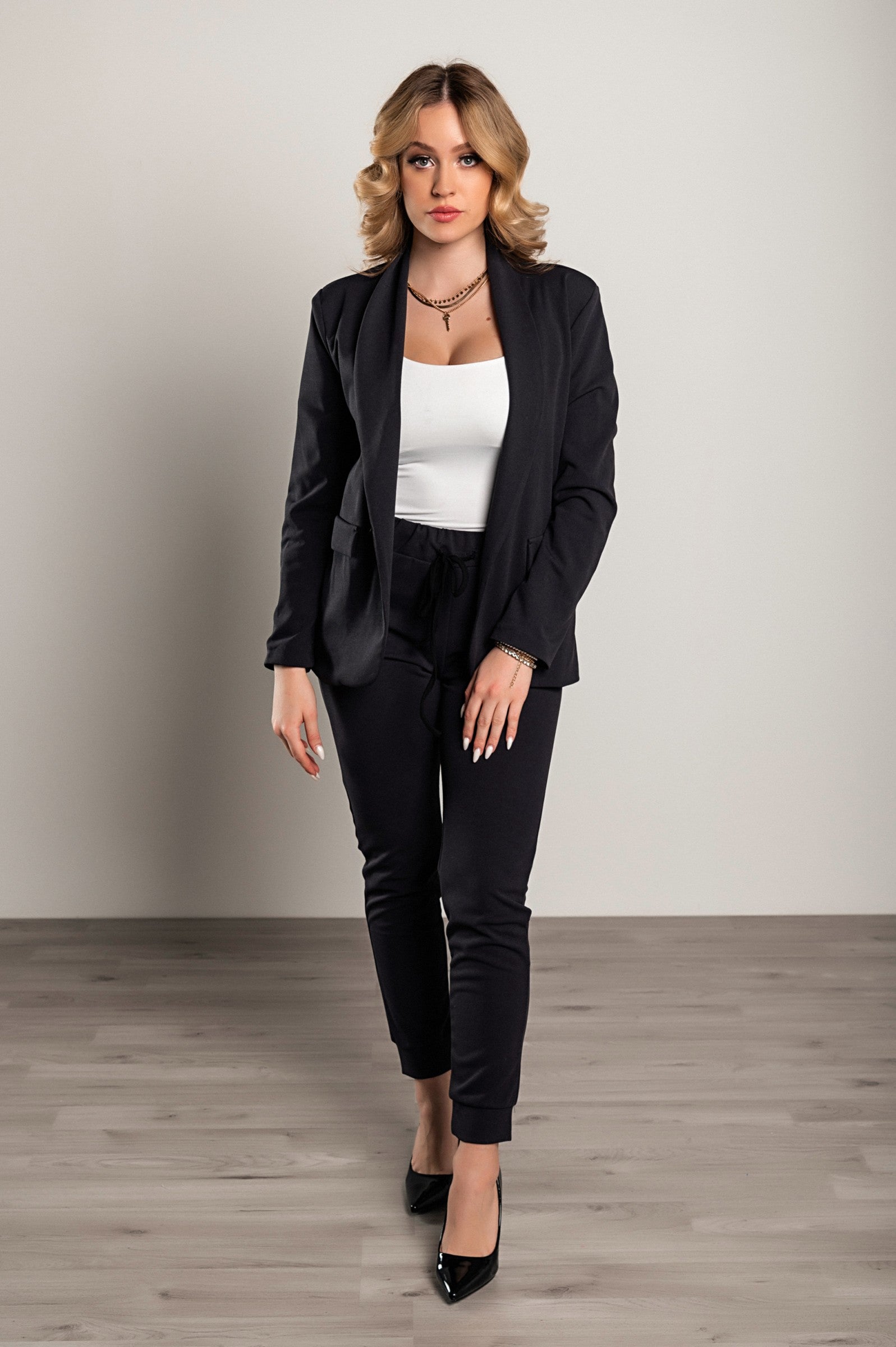 Elegant gray trousers and blazer set Estrena, featuring a classic collar and long sleeves, made from soft fabric with a drawstring waist.