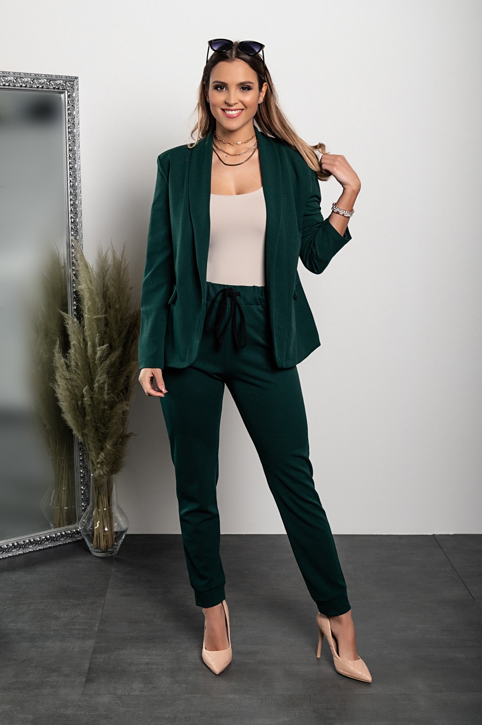 Elegant green trousers and blazer set Estrena, featuring a classic collar, long sleeves, and slim fit trousers with an elasticated drawstring waist.