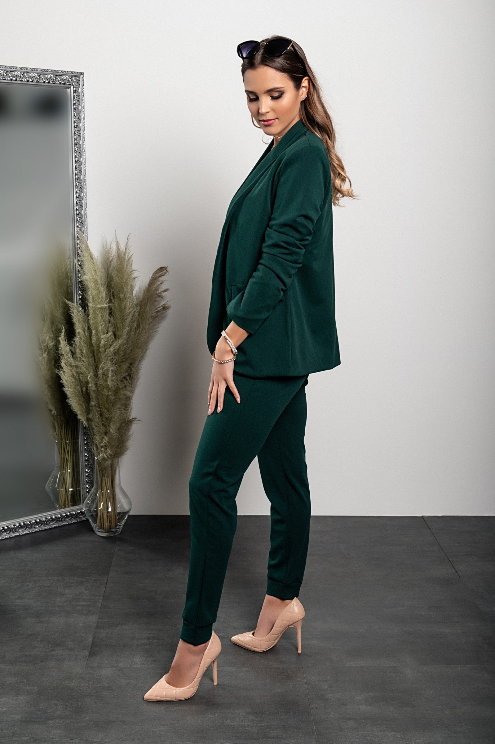 Elegant green trousers and blazer set Estrena, featuring a classic collar, long sleeves, and slim fit trousers with an elasticated drawstring waist.