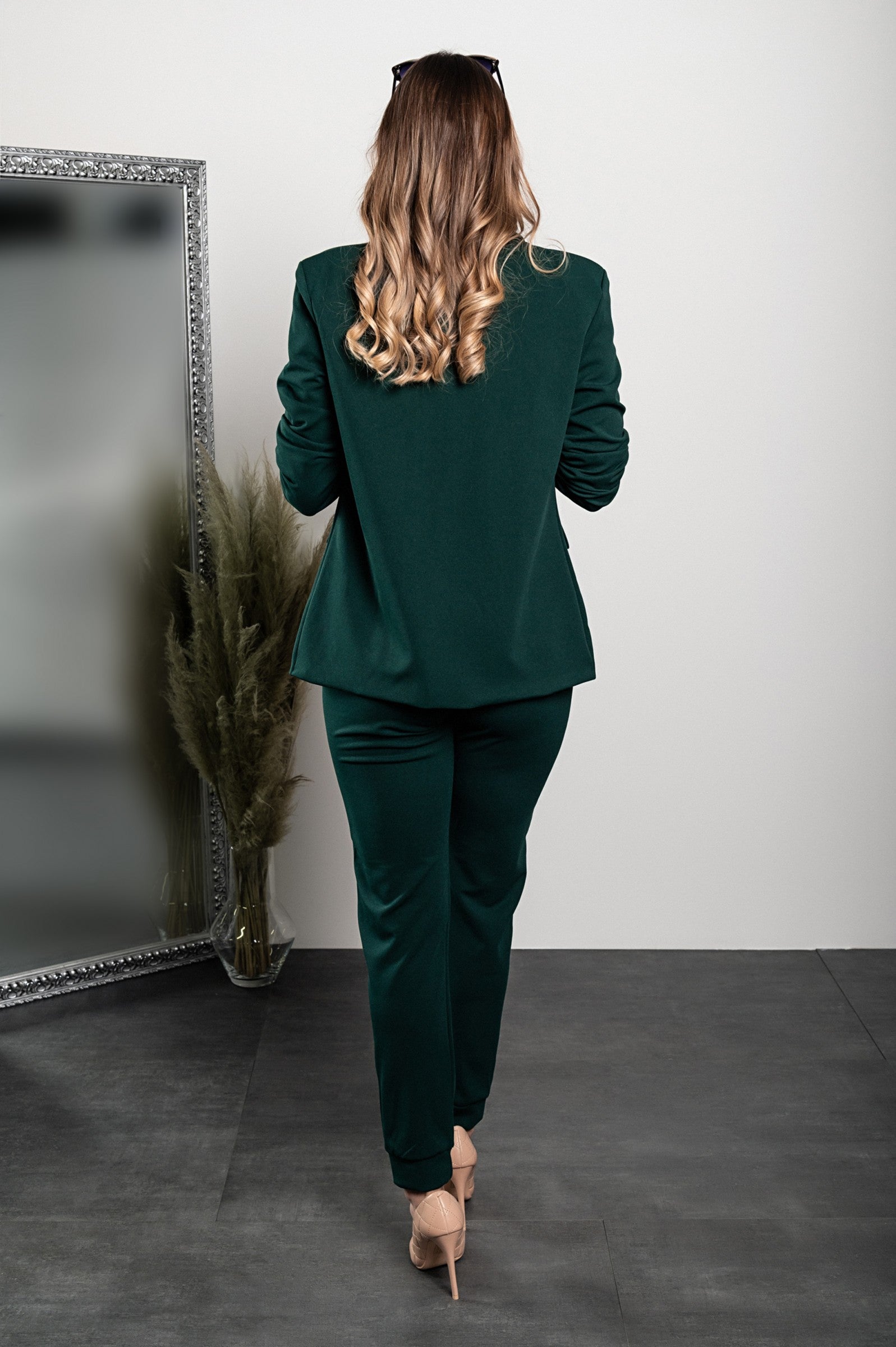 Elegant green trousers and blazer set Estrena, featuring a classic collar, long sleeves, and slim fit trousers with an elasticated drawstring waist.