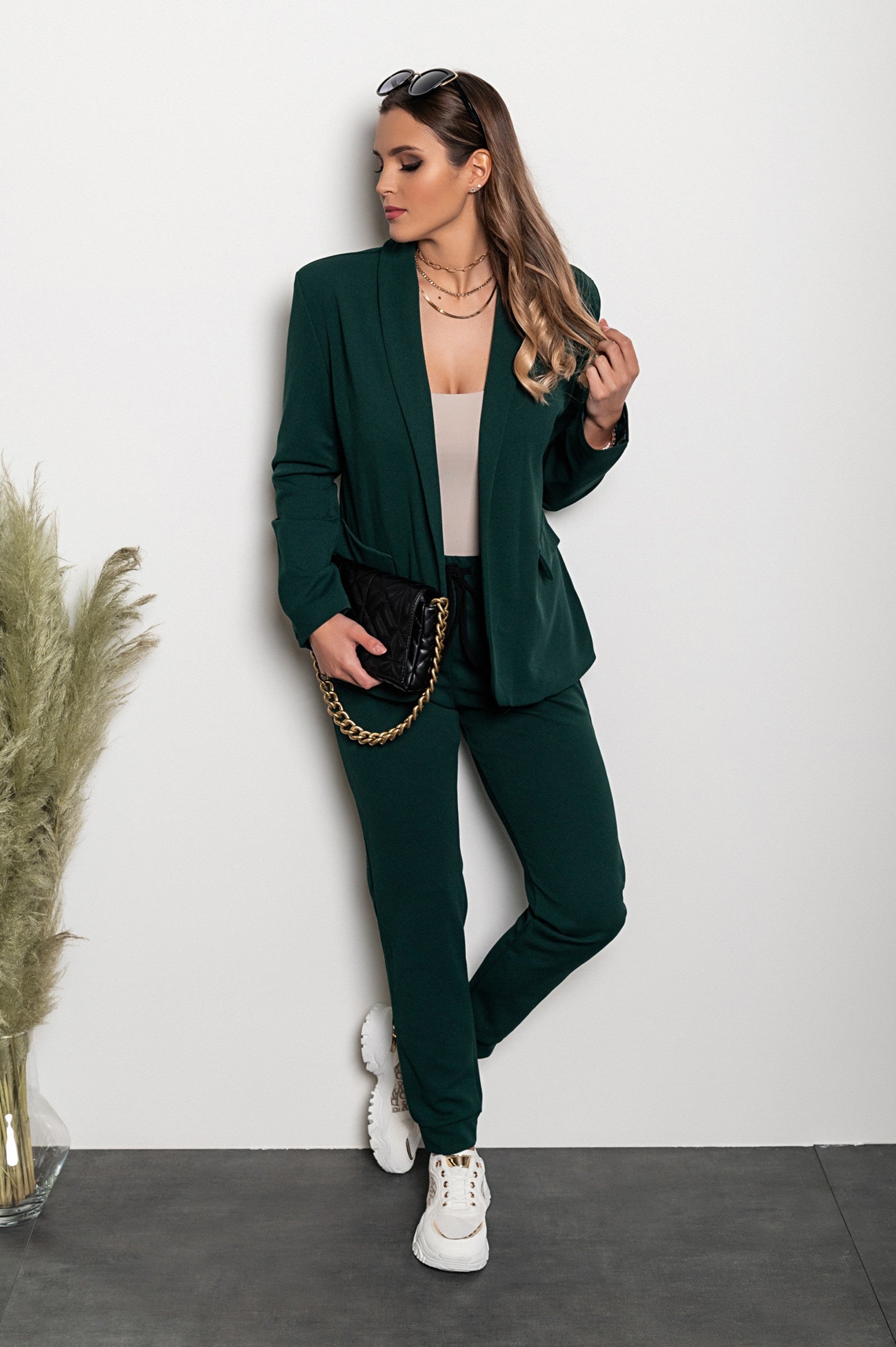 Elegant green trousers and blazer set Estrena, featuring a classic collar, long sleeves, and slim fit trousers with an elasticated drawstring waist.