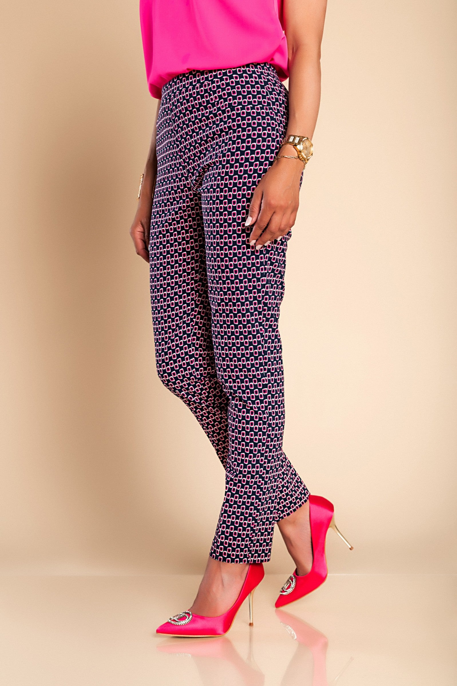 Elegant dark blue trousers with trendy print, featuring slim legs and elasticated waist, made from a comfortable viscose and nylon blend.