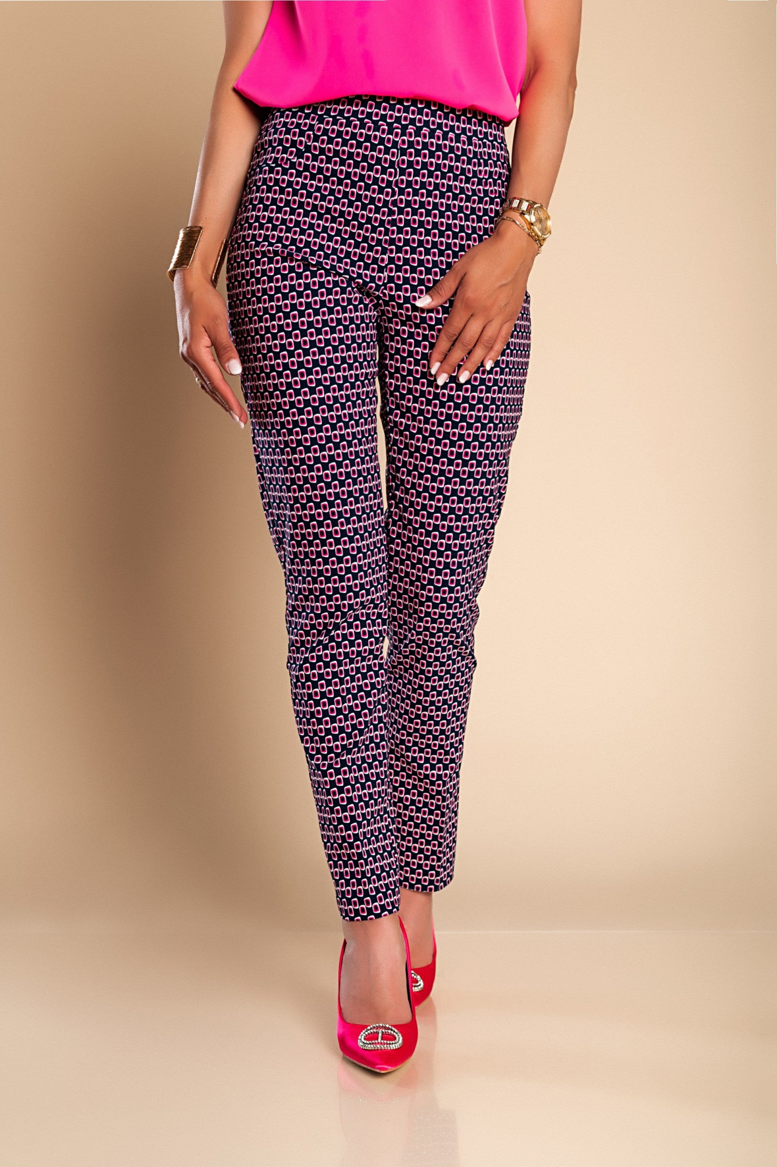 Elegant dark blue trousers with trendy print, featuring slim legs and elasticated waist, made from a comfortable viscose and nylon blend.