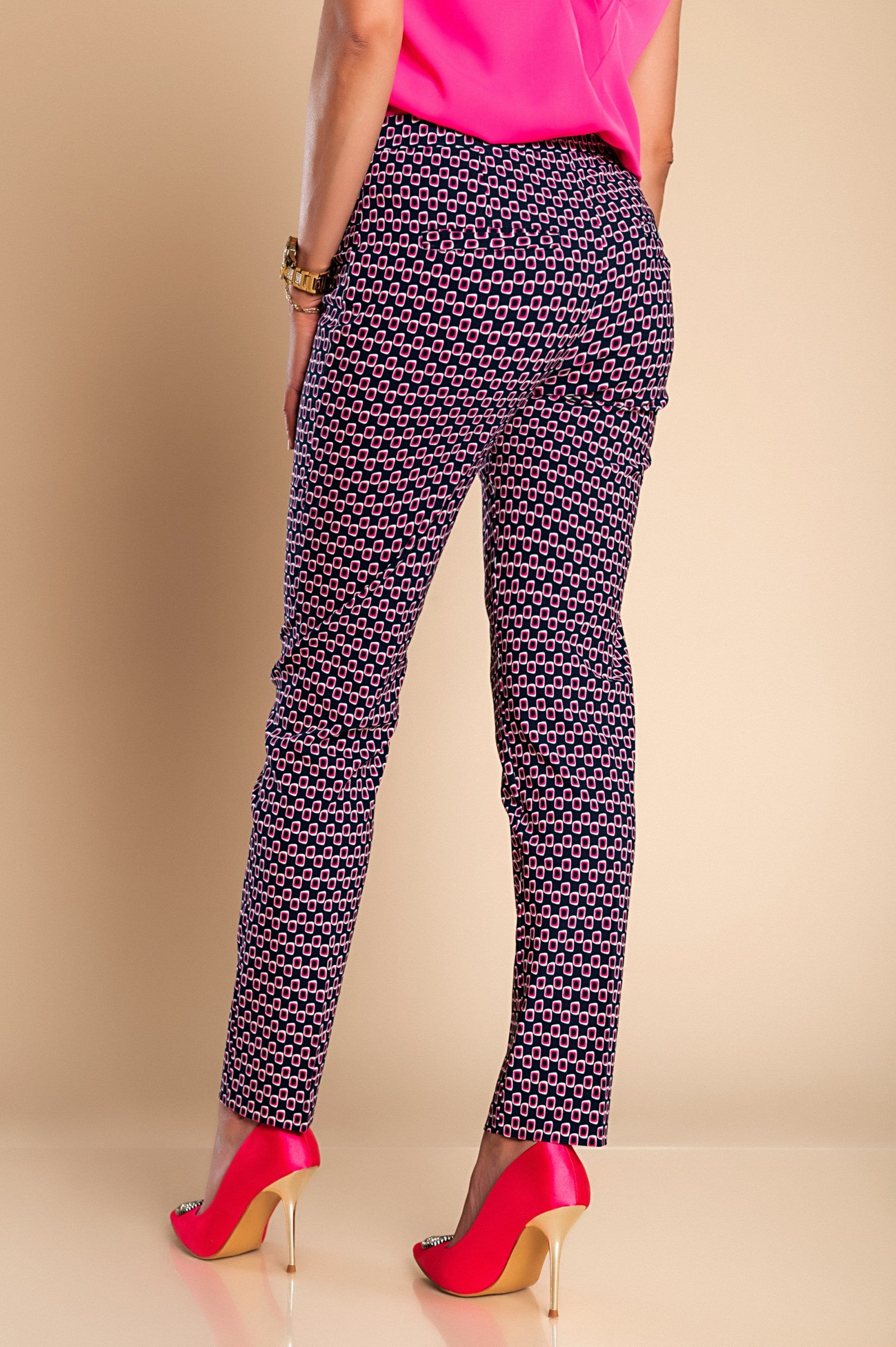 Elegant dark blue trousers with trendy print, featuring slim legs and elasticated waist, made from a comfortable viscose and nylon blend.