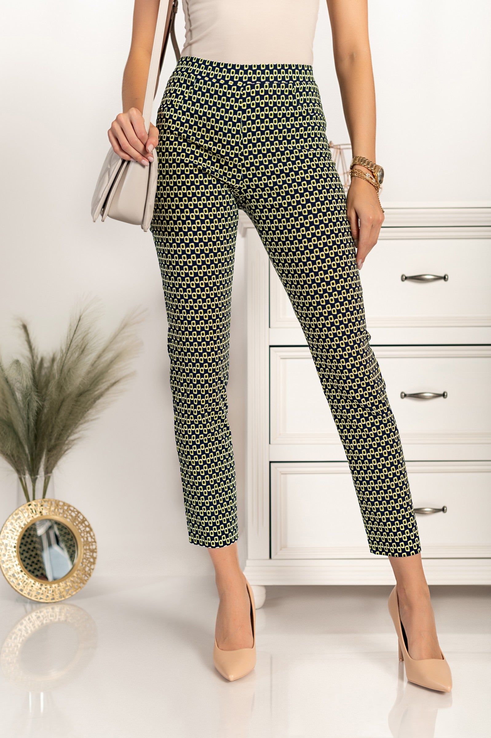 Elegant green trousers with a trendy print, featuring slim legs and an elasticated waist, made from a comfortable viscose-nylon blend.