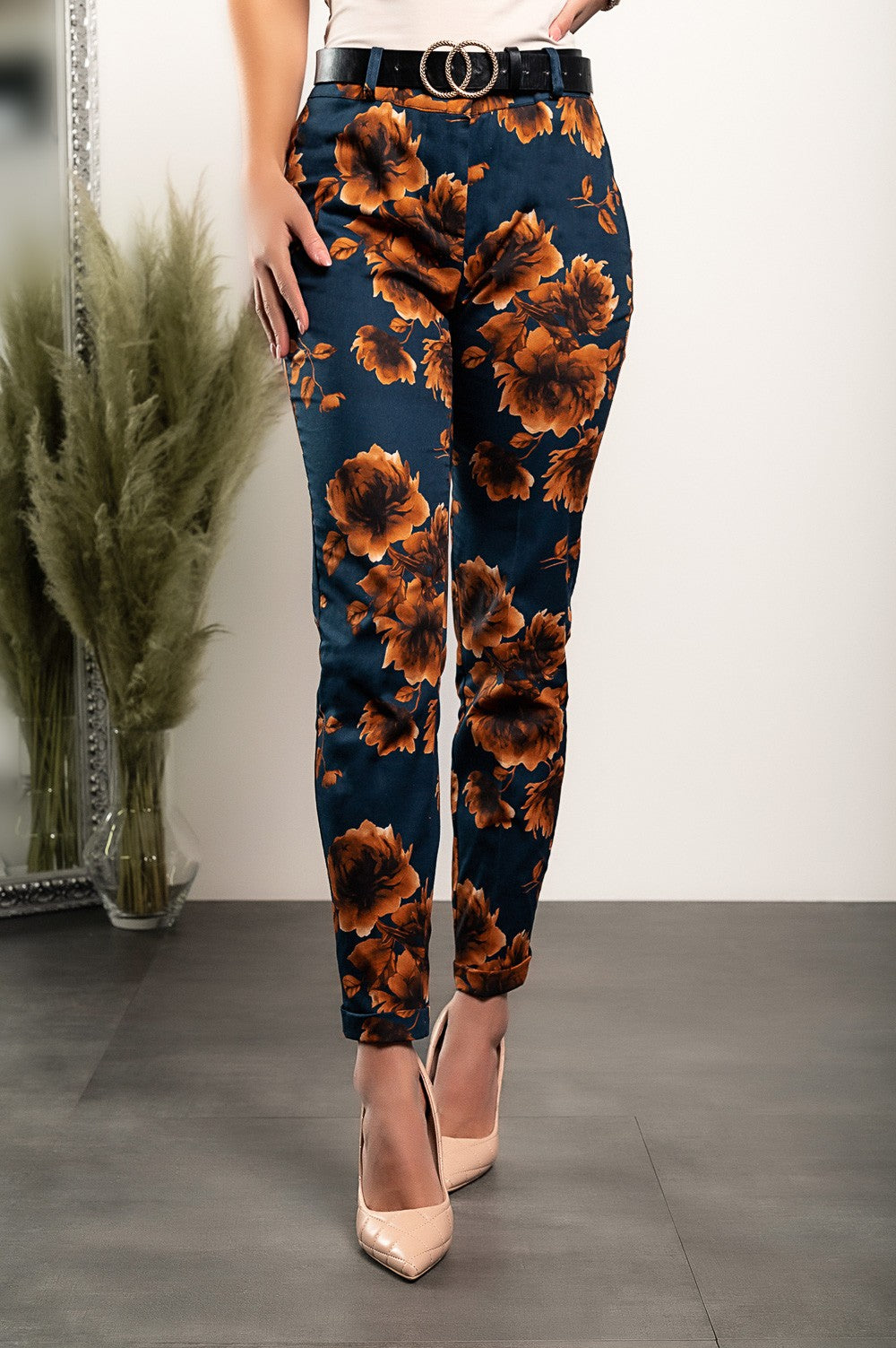 Elegant blue trousers with floral print, featuring a slim leg design and zip and button closure, made from high-quality cotton and elastane.