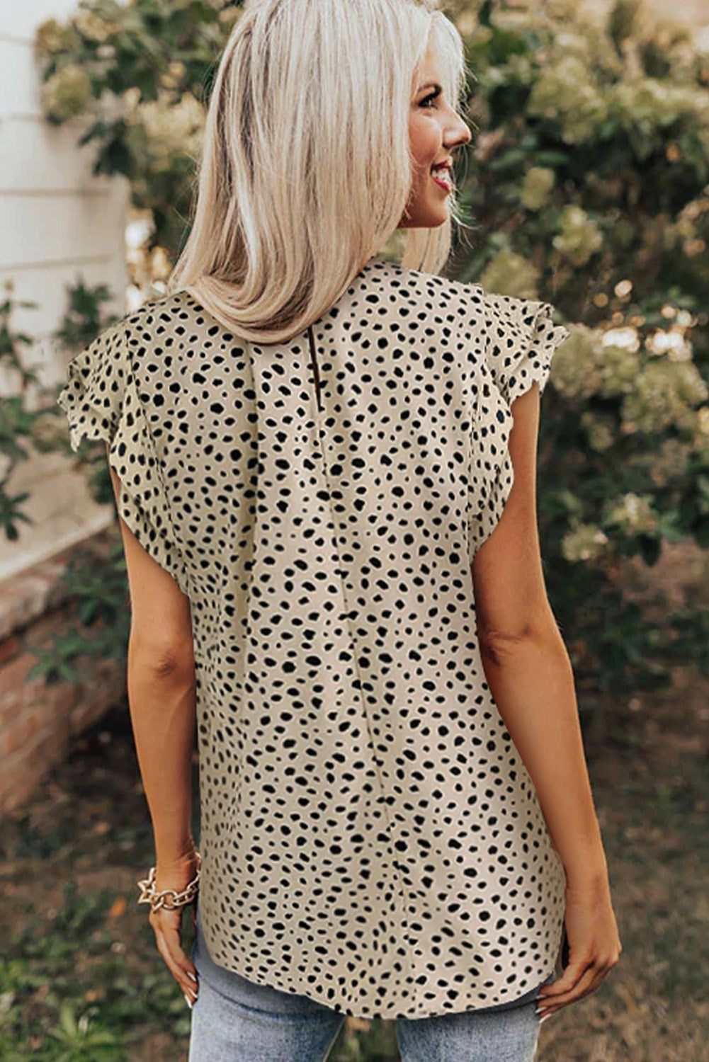 Elegantna bluza z leopardjim potiskom, visokim ovratnikom in kratkimi rokavi z volančki, izdelana iz 100% poliestra.