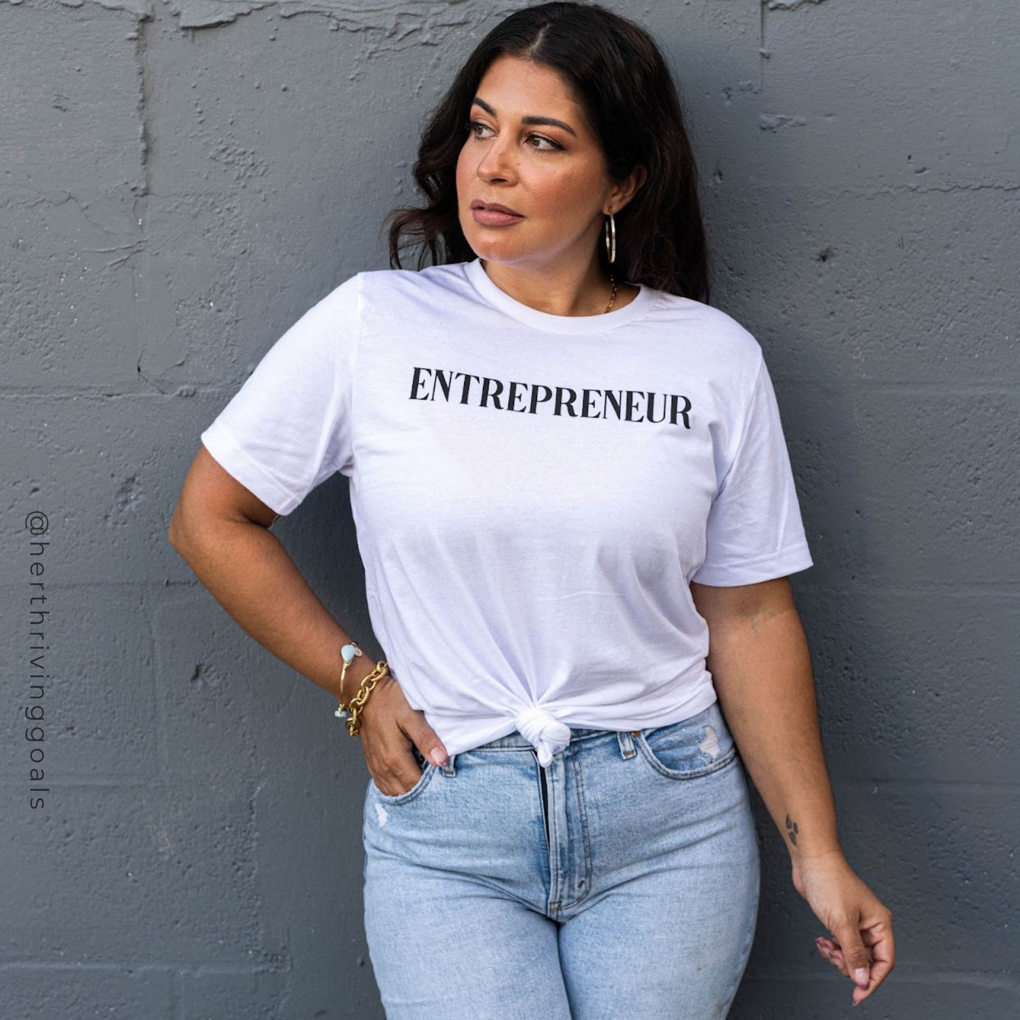 A stylish unisex ENTREPRENEUR TEE designed for women, featuring empowering text and a comfortable fit, perfect for ambitious entrepreneurs.