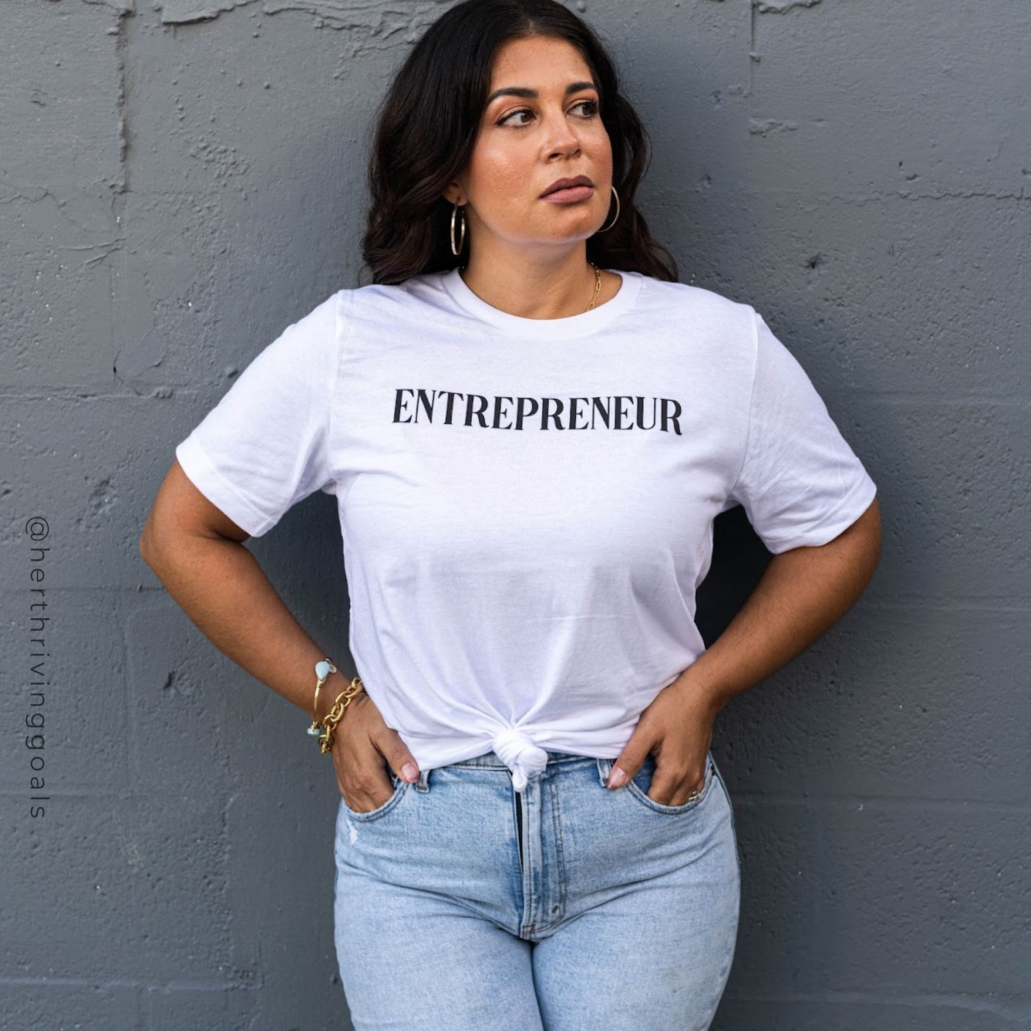 A stylish unisex ENTREPRENEUR TEE designed for women, featuring empowering text and a comfortable fit, perfect for ambitious entrepreneurs.