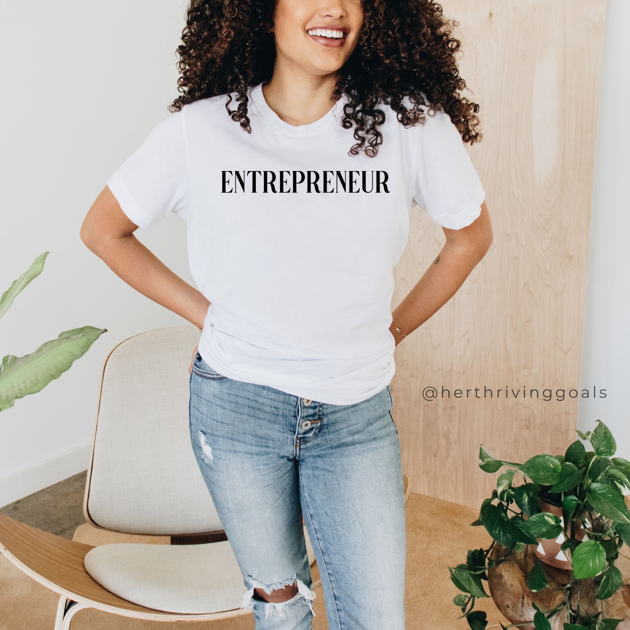 A stylish unisex ENTREPRENEUR TEE designed for women, featuring empowering text and a comfortable fit, perfect for ambitious entrepreneurs.