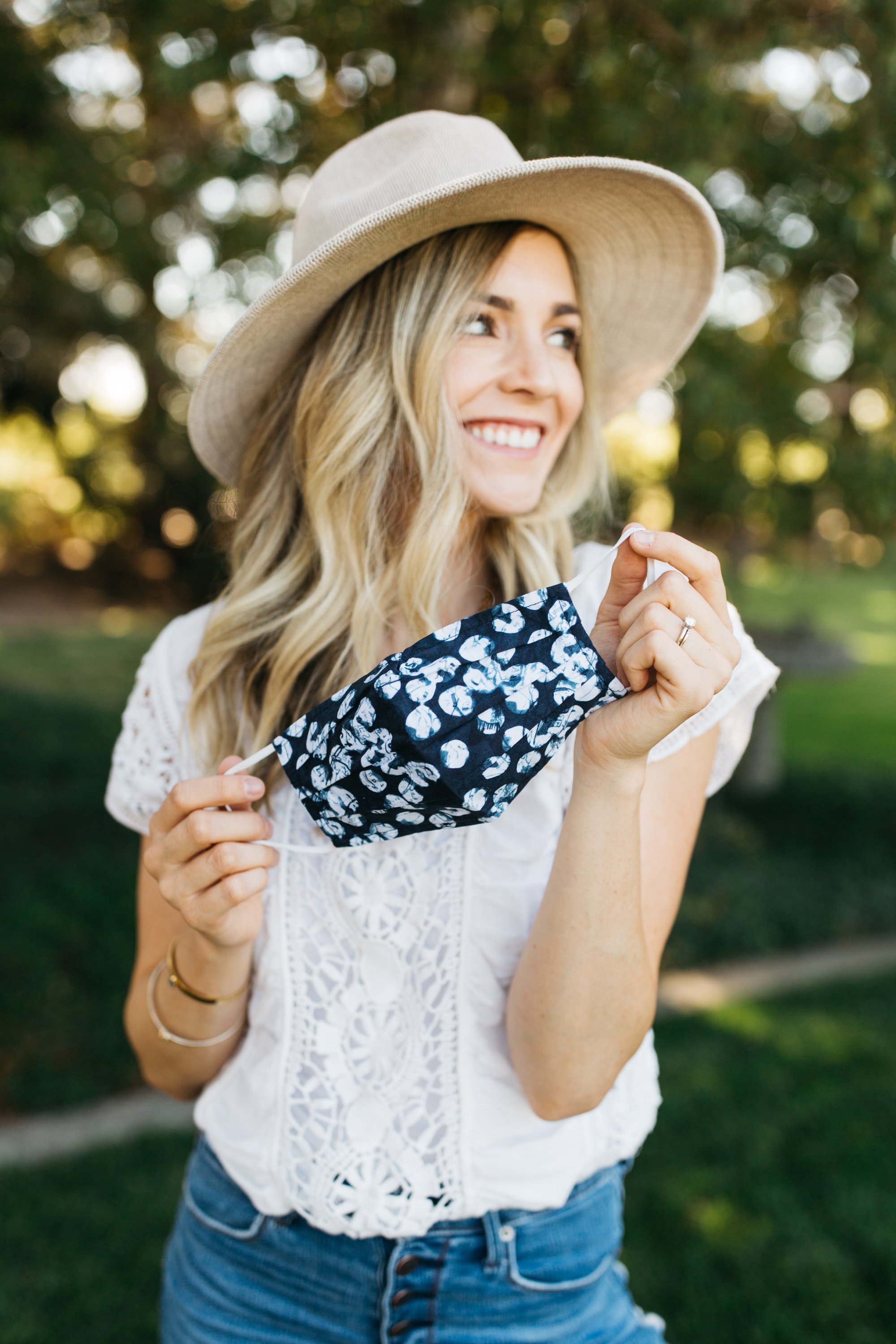 Expedition Face Mask made of breathable cotton with pleats for comfort, featuring a pocket for filters and stylish prints.