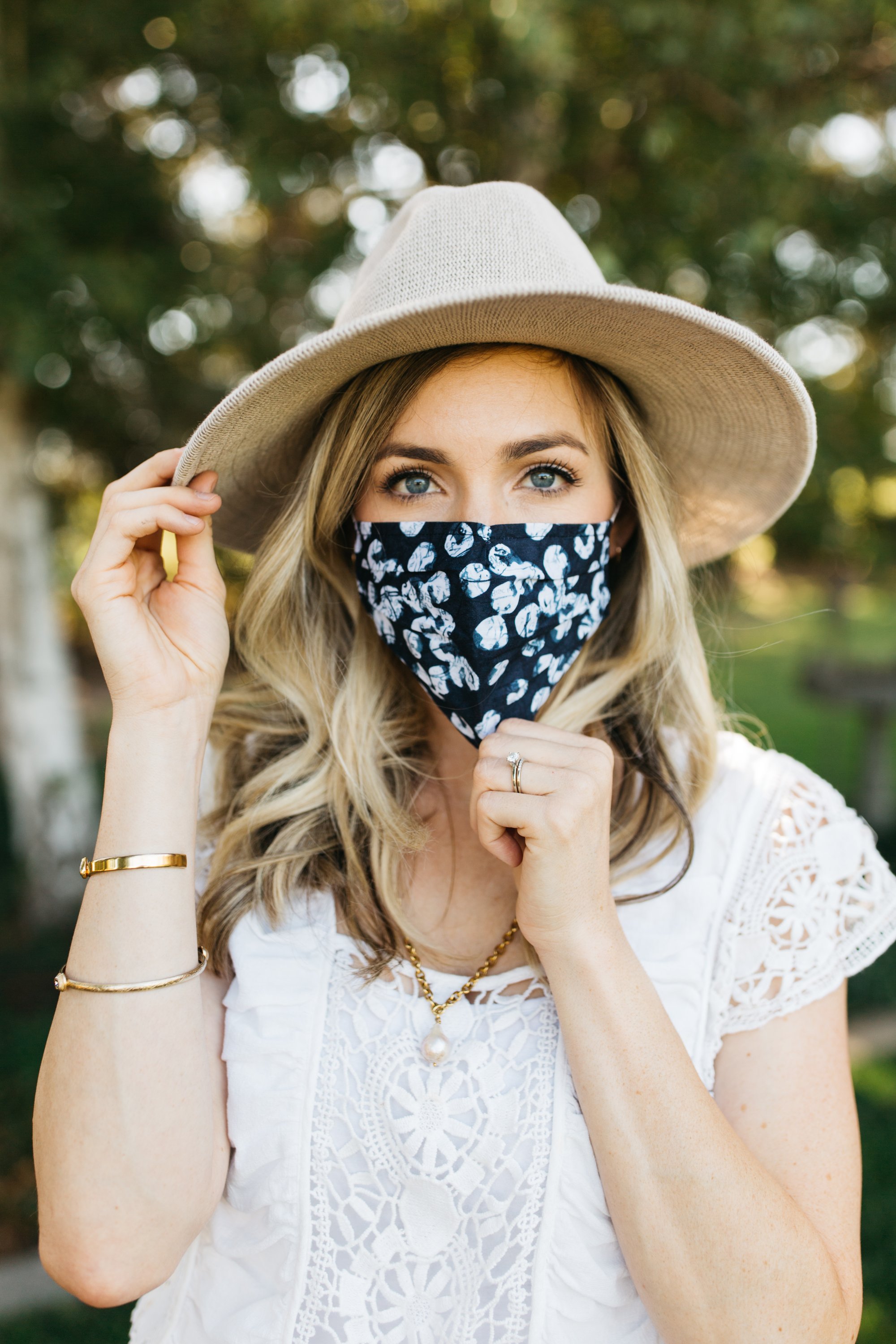 Expedition Face Mask made of breathable cotton with pleats for comfort, featuring a pocket for filters and stylish prints.