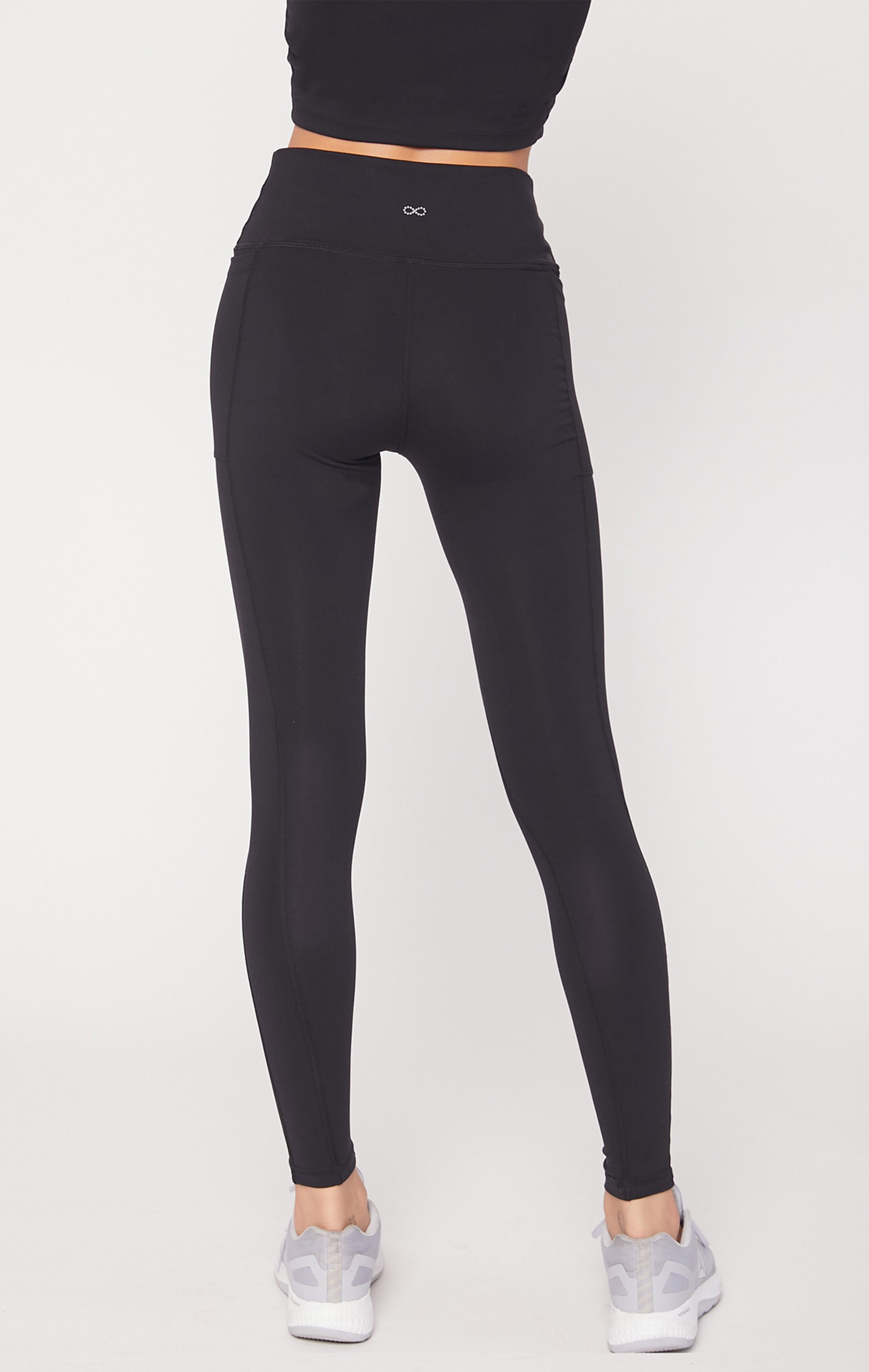 Explore Pocket Legging 26" in a stylish design with side pockets, showcasing soft Cloudlux fabric and high-waist fit.