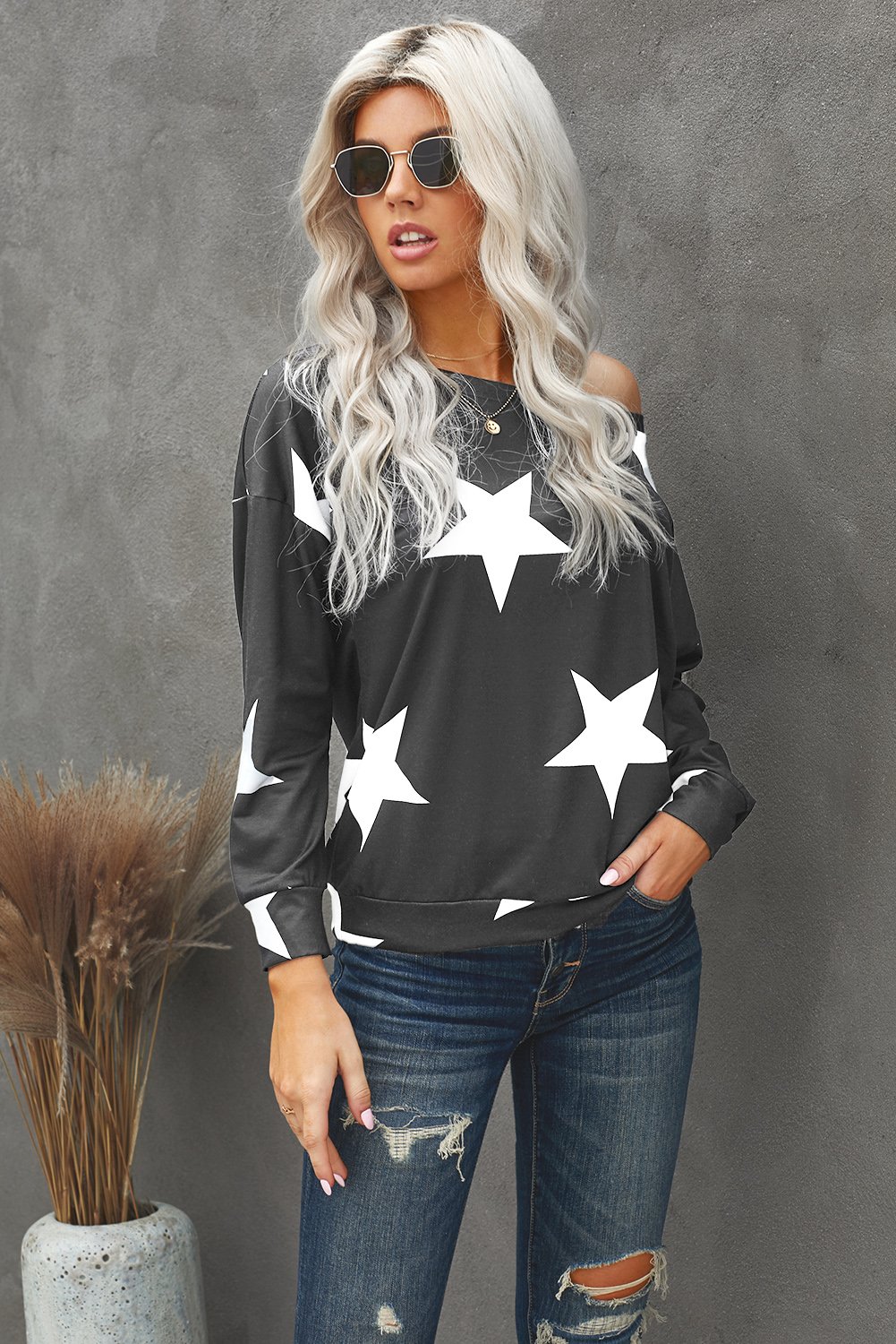 Fashionable black sweatshirt with a five-pointed star print, featuring a round neck and relaxed fit, suitable for modern ladies and teenagers.