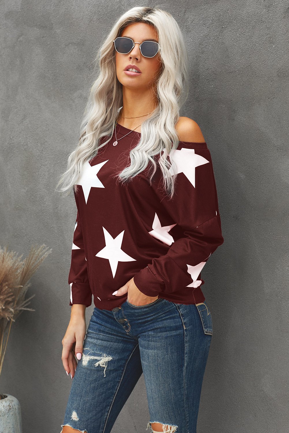 Fashionable black sweatshirt with a five-pointed star print, featuring a round neck and relaxed fit, suitable for modern ladies and teenagers.