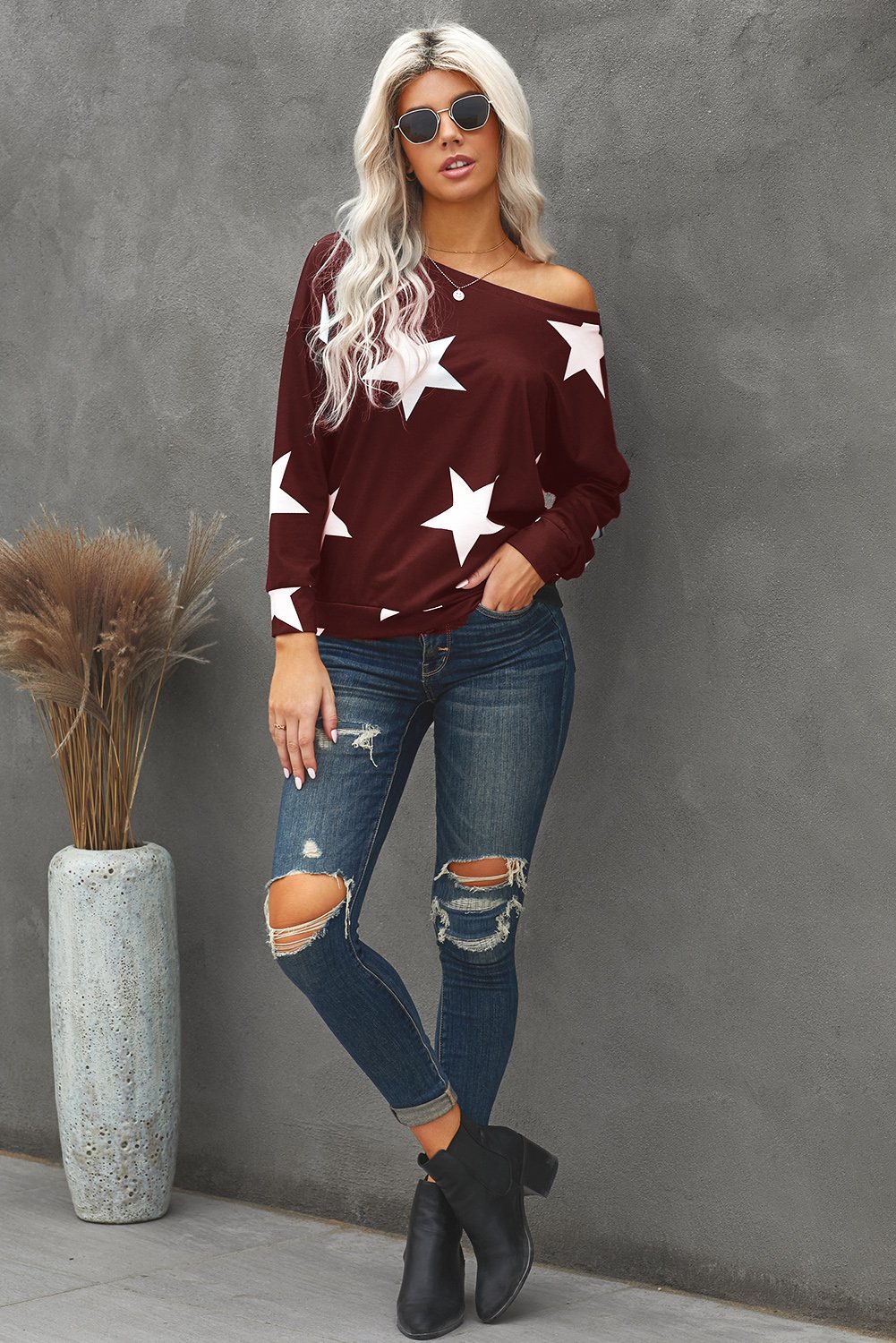 Fashionable black sweatshirt with a five-pointed star print, featuring a round neck and relaxed fit, suitable for modern ladies and teenagers.