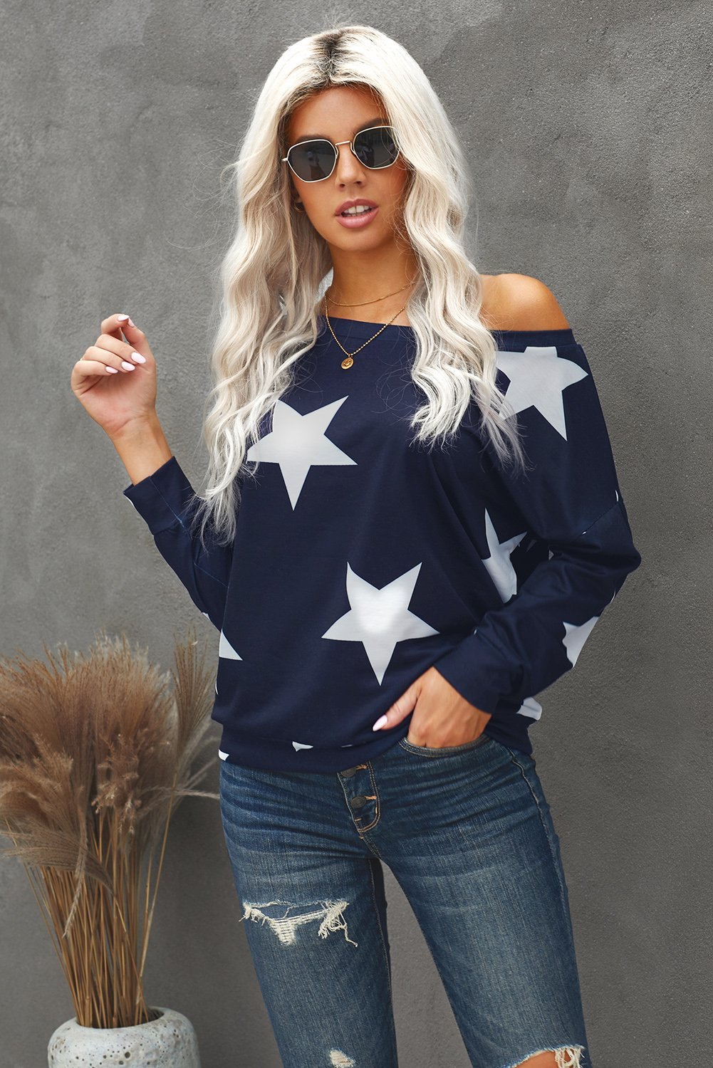 Fashionable black sweatshirt with a five-pointed star print, featuring a round neck and relaxed fit, suitable for modern ladies and teenagers.