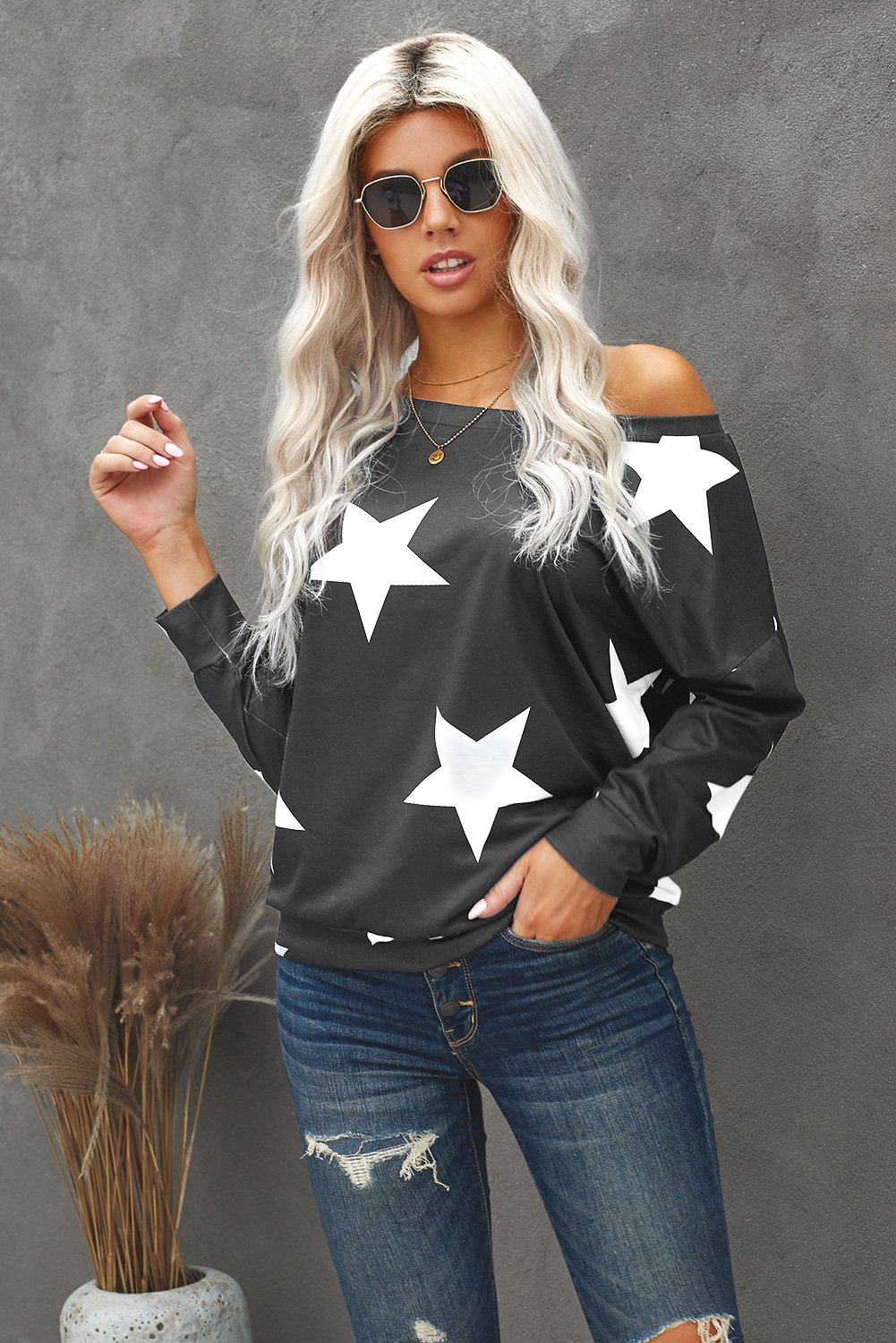 Fashionable black sweatshirt with a five-pointed star print, featuring a round neck and relaxed fit, suitable for modern ladies and teenagers.